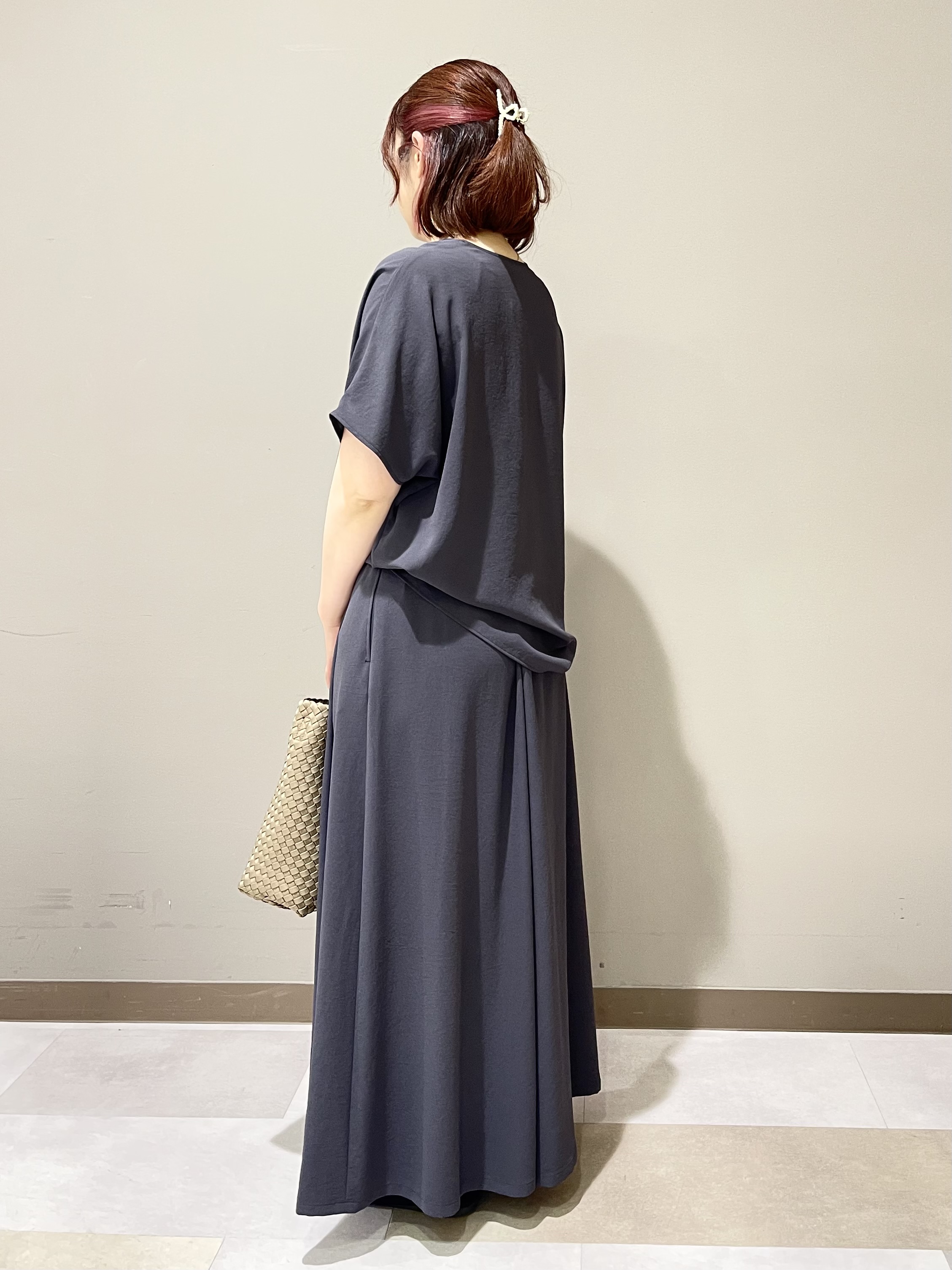 Tomoさんの「UNTITLED｜【UV/接触冷感/セットアップ可】リラクシーキーVネックブラウス」を使ったコーディネート