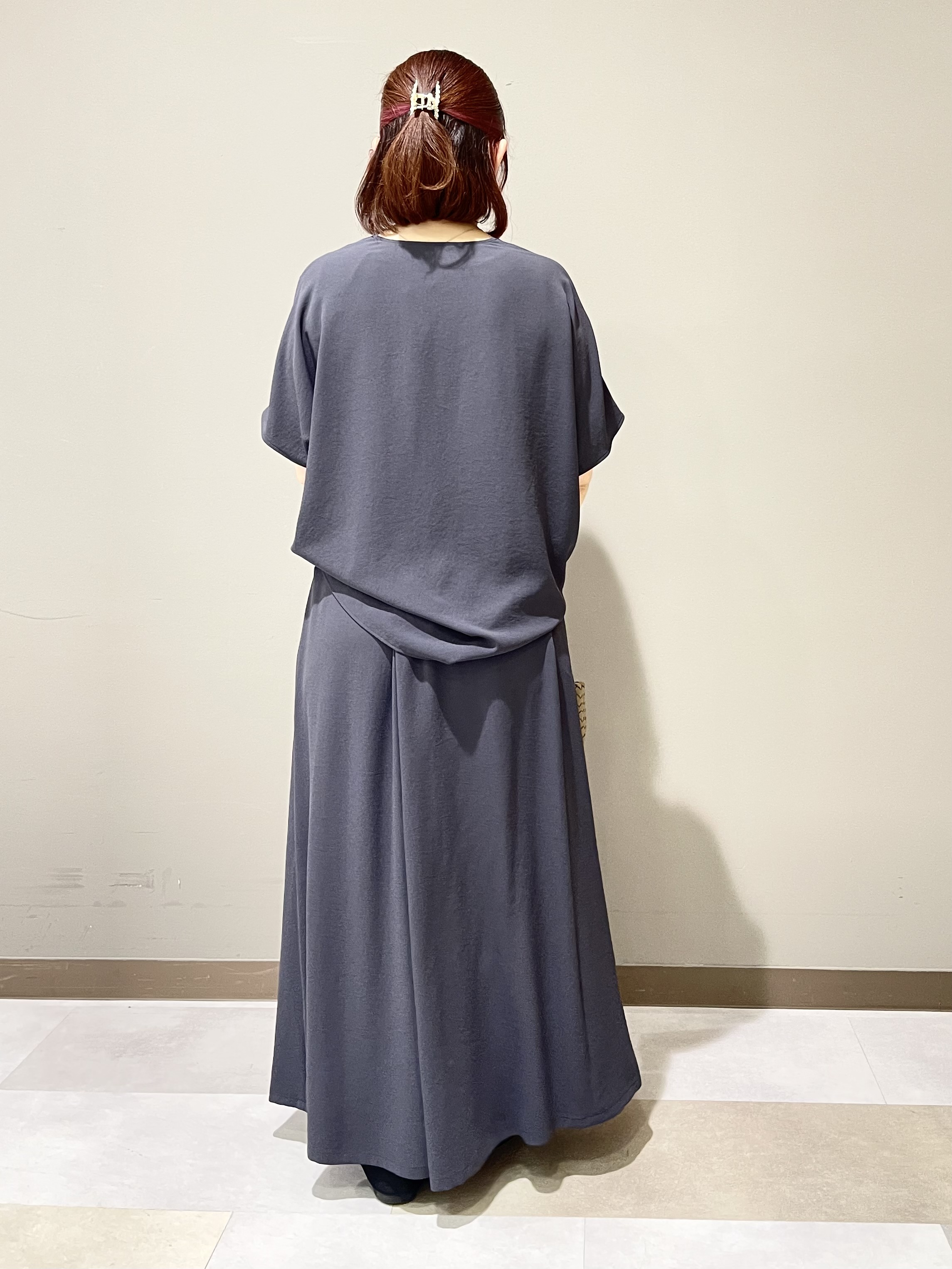 Tomoさんの「UNTITLED｜【UV/接触冷感/セットアップ可】リラクシーキーVネックブラウス」を使ったコーディネート