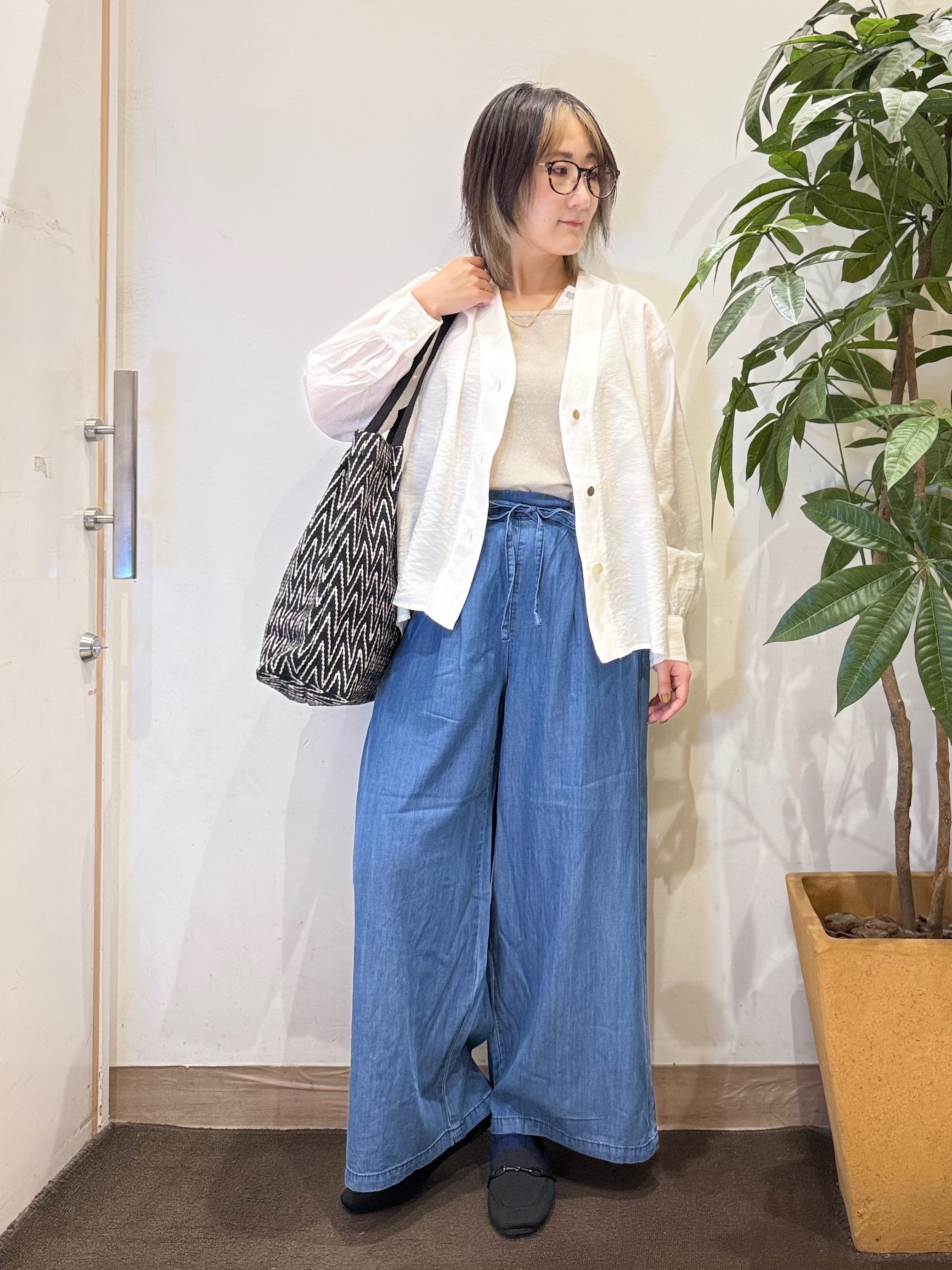 misakiさんの「SHOO･LA･RUE｜【S-LL/体型カバー/Aライン】身体のラインを拾いにくい シアーシャツカーディガン」を使ったコーディネート