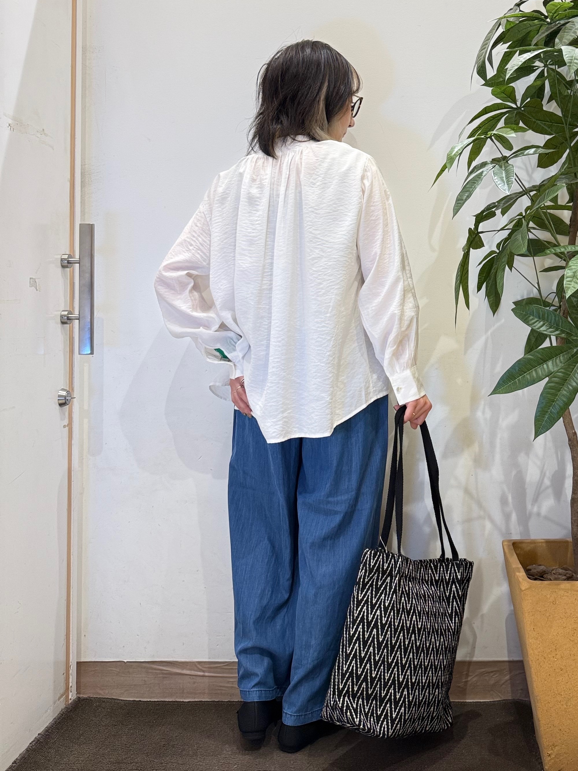 misakiさんの「SHOO･LA･RUE｜【S-LL/体型カバー/Aライン】身体のラインを拾いにくい シアーシャツカーディガン」を使ったコーディネート