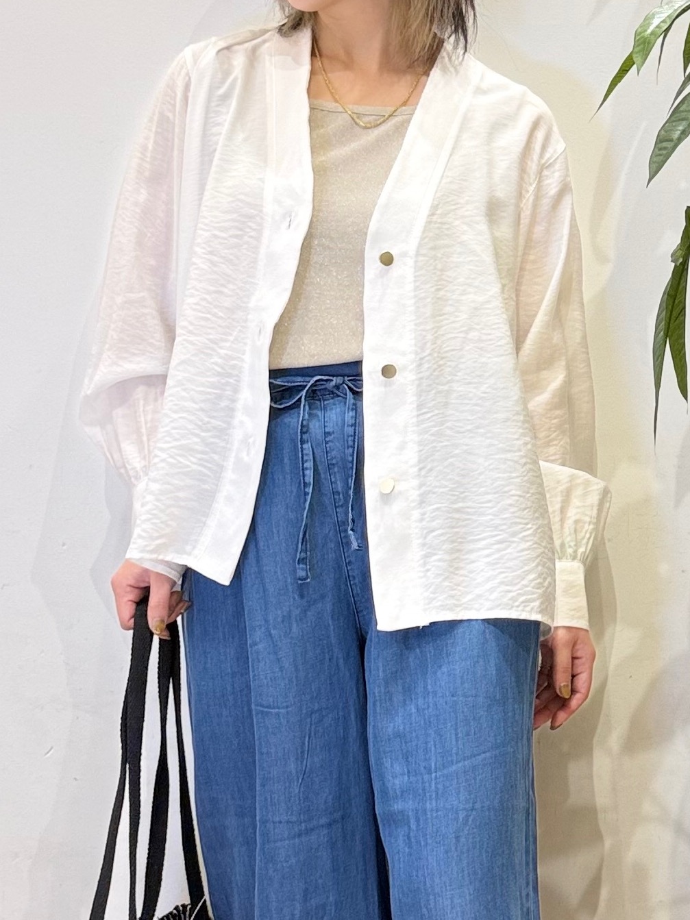 misakiさんの「SHOO･LA･RUE｜【S-LL/体型カバー/Aライン】身体のラインを拾いにくい シアーシャツカーディガン」を使ったコーディネート