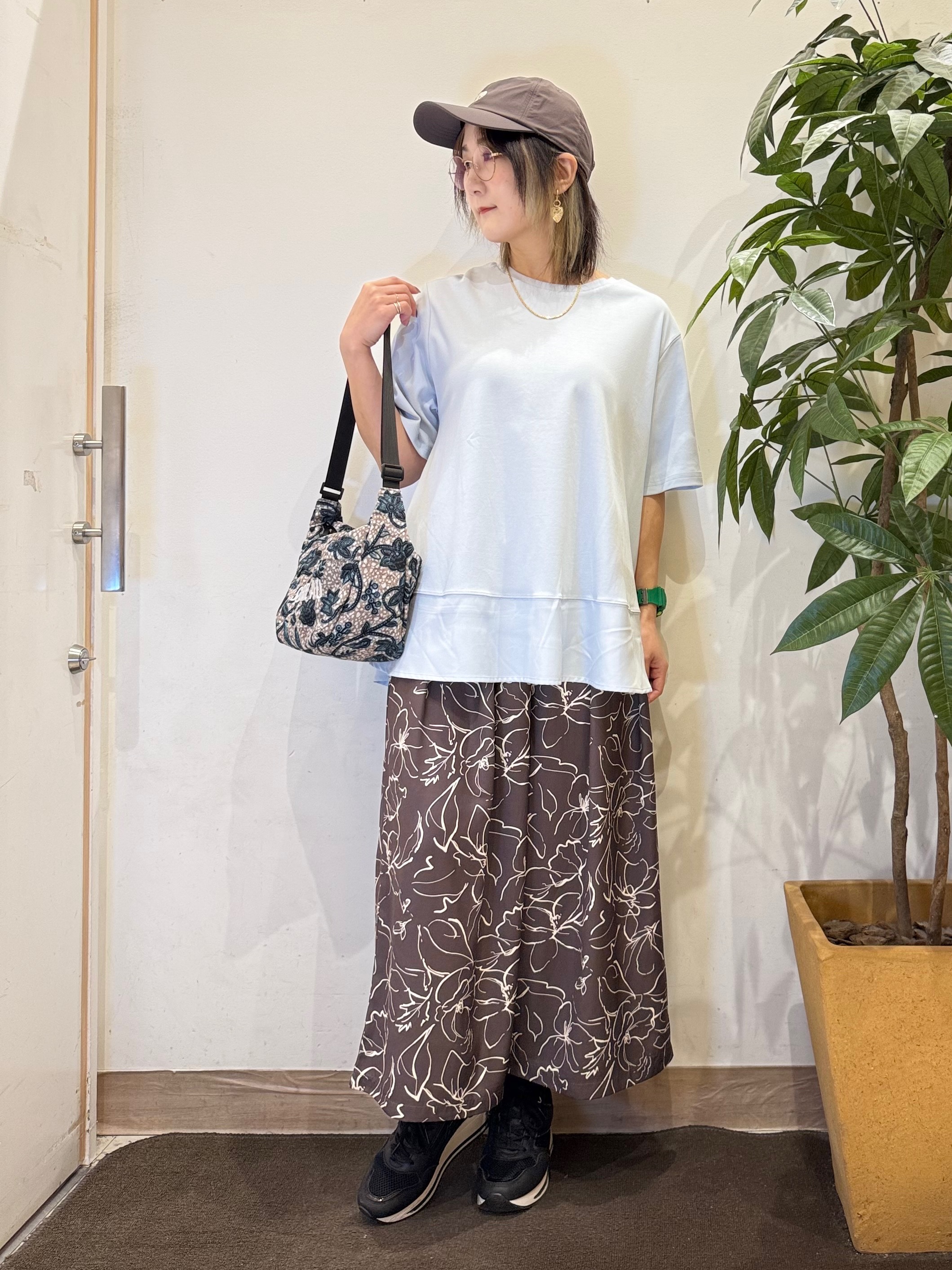 misakiさんの「SHOO･LA･RUE｜【UV/抗菌防臭/洗濯機可】体型カバーも叶う 裾切り替えAライントップス」を使ったコーディネート
