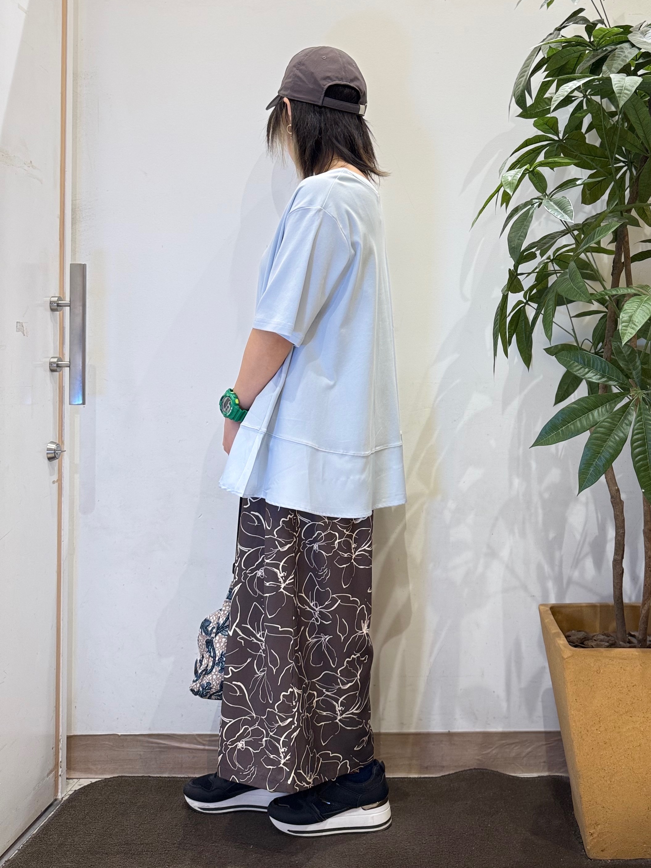 misakiさんの「SHOO･LA･RUE｜【UV/抗菌防臭/洗濯機可】体型カバーも叶う 裾切り替えAライントップス」を使ったコーディネート