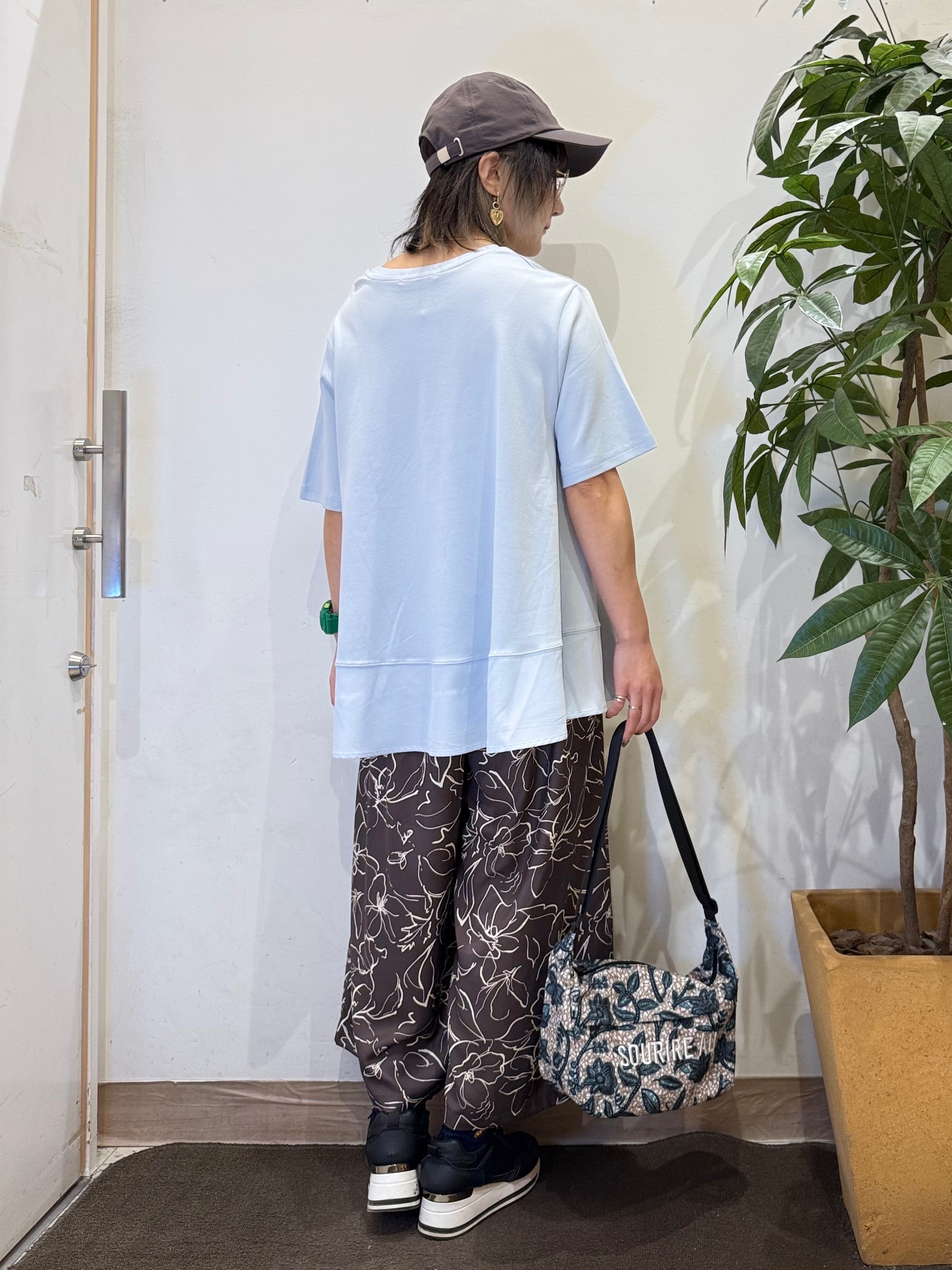 misakiさんの「SHOO･LA･RUE｜【UV/抗菌防臭/洗濯機可】体型カバーも叶う 裾切り替えAライントップス」を使ったコーディネート