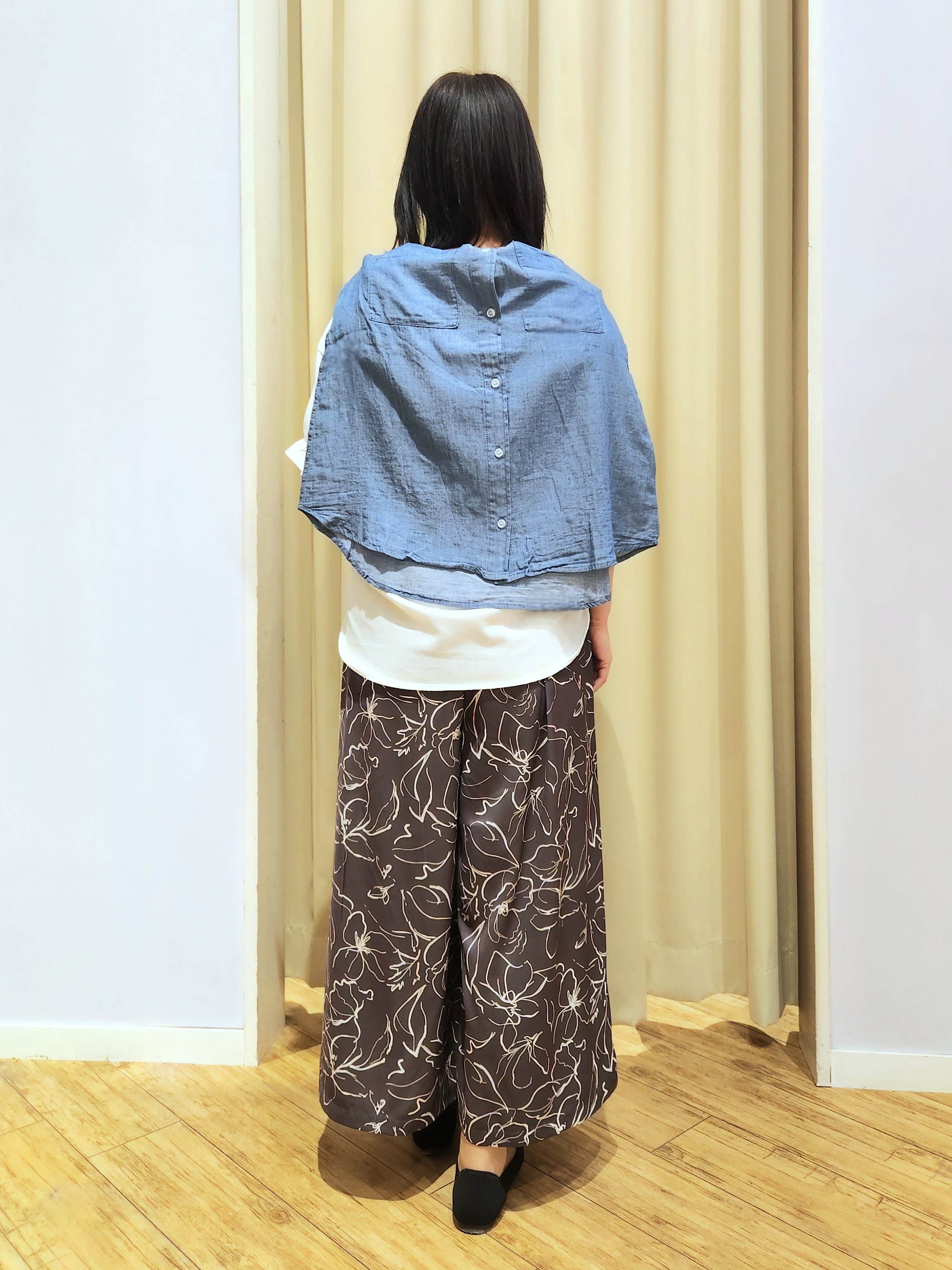 くまさんの「SHOO･LA･RUE｜【ひんやり/UV/S-LL】お袖ふんわり二の腕カバー ぷっくりラメプリントTシャツ」を使ったコーディネート