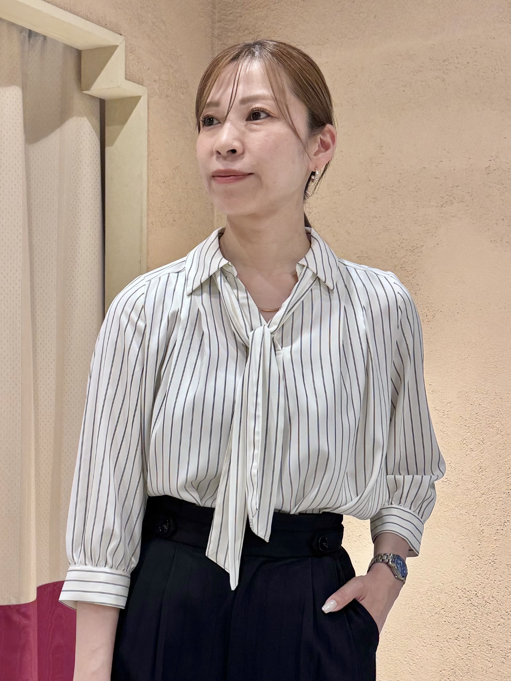 さち。さんの「grove｜高評価！【貴島明日香さん着用・洗える】チャーム付きマルチWAYボウタイブラウス」を使ったコーディネート