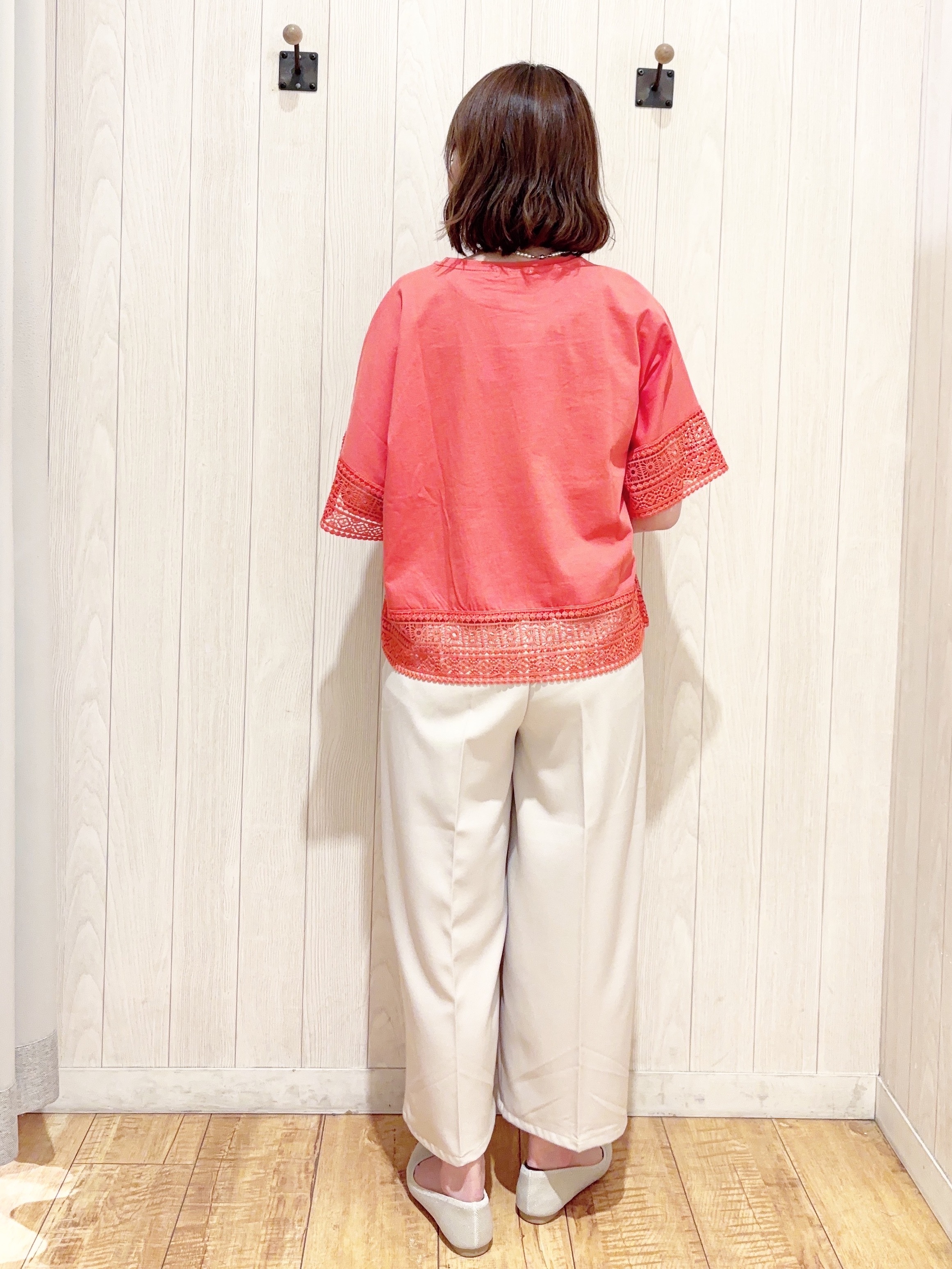 あいこさんの「SHOO･LA･RUE｜【洗濯機可/体型カバー/S-LL】レース使いがポイント デザインTシャツ」を使ったコーディネート