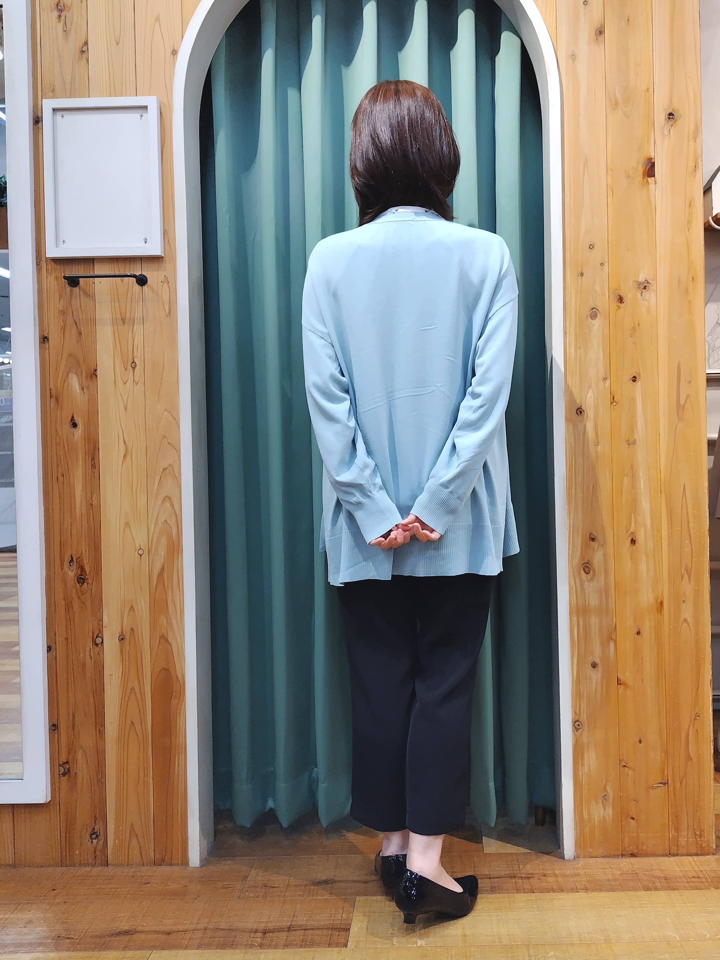 ショーコラさんの「SHOO･LA･RUE｜【洗濯機可/UV】さらっとしたタッチが心地よい ミドルカーディガン」を使ったコーディネート