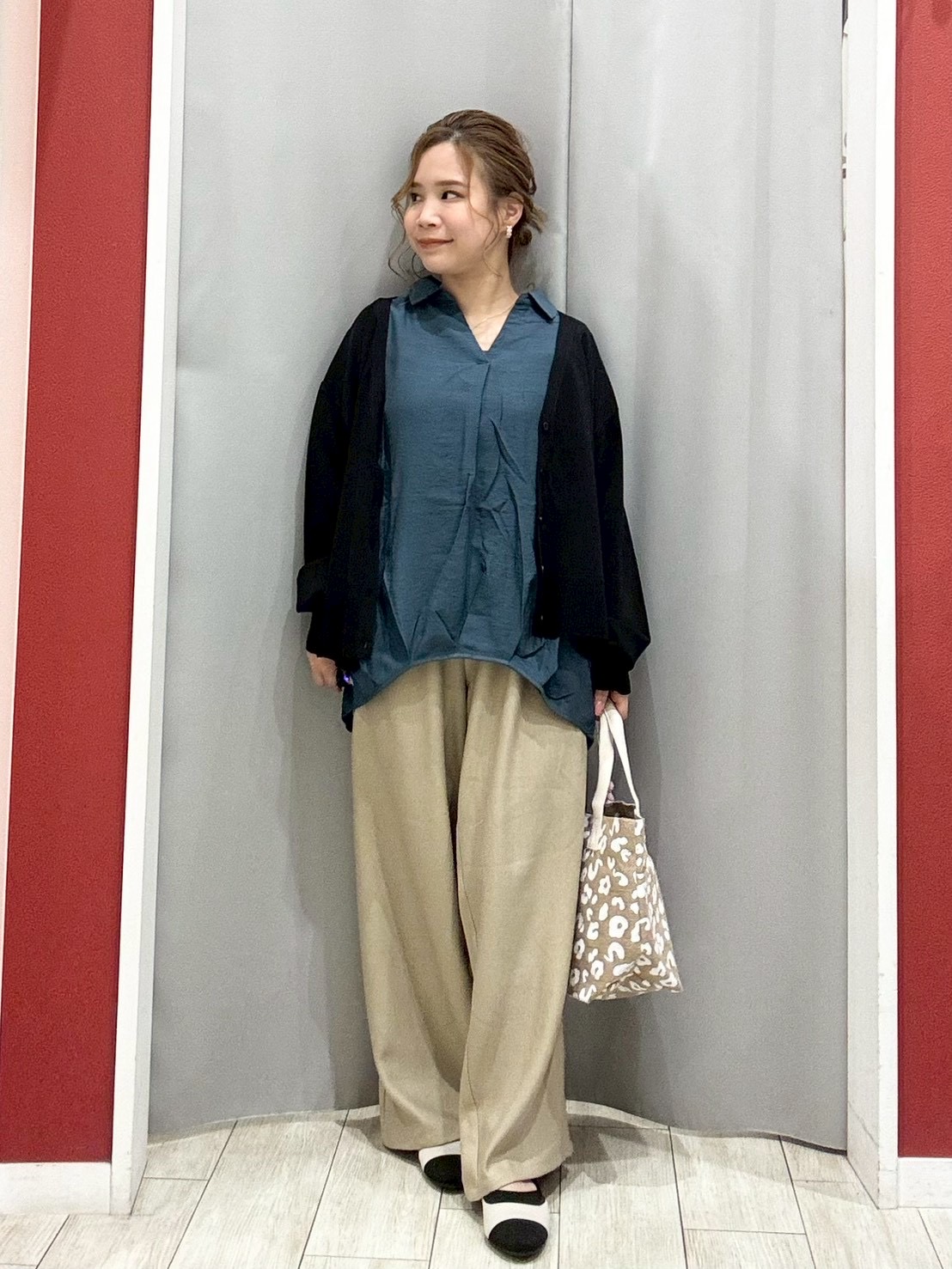 shioさんの「SHOO･LA･RUE｜【洗濯機可/UV】さらっとしたタッチが心地よい ショート丈 Vネックカーディガン」を使ったコーディネート