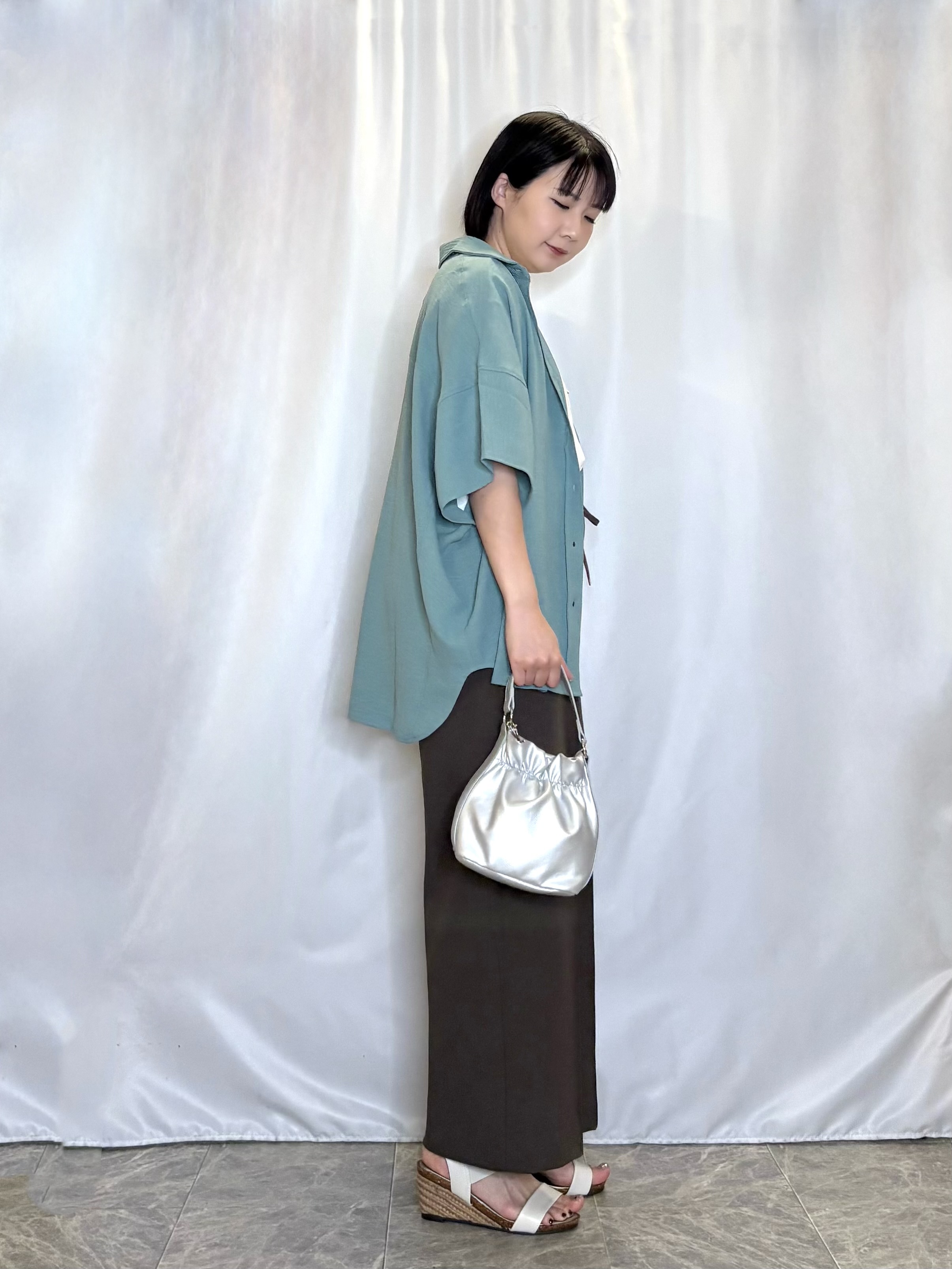 ネリさんの「SHOO･LA･RUE｜【高レビュー/洗濯後しわになりにくい/体型カバー】きちんとゆるっと 大人の抜け感 ポンチョ風カラーシ」を使ったコーディネート