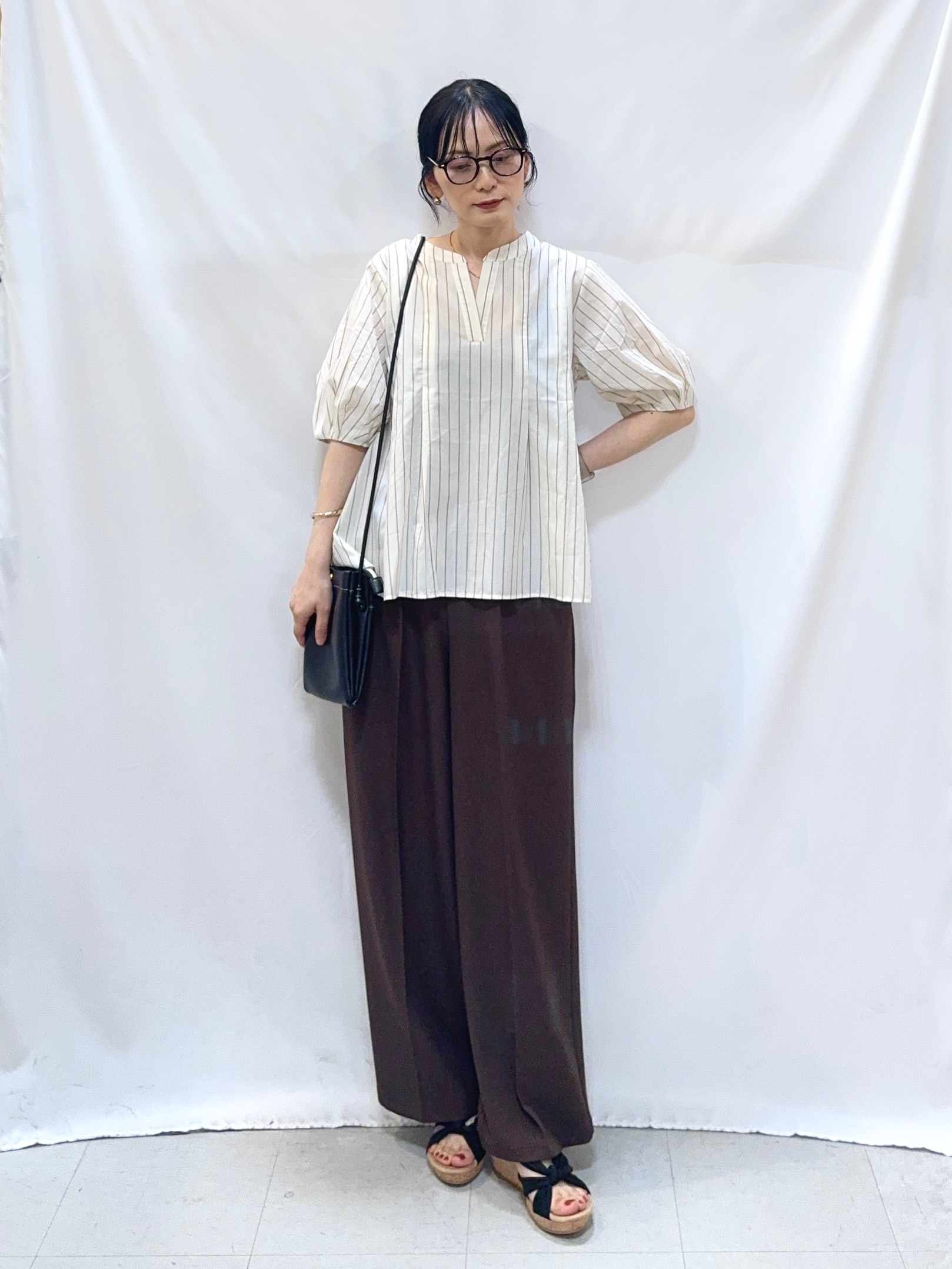 𝐇𝐢𝐫𝐨𝐦𝐢さんの「SHOO･LA･RUE｜【高レビュー/洗濯後しわになりにくい/インせず着られる】自然に体型カバー 麻調ペプラムブラウス」を使ったコーディネート