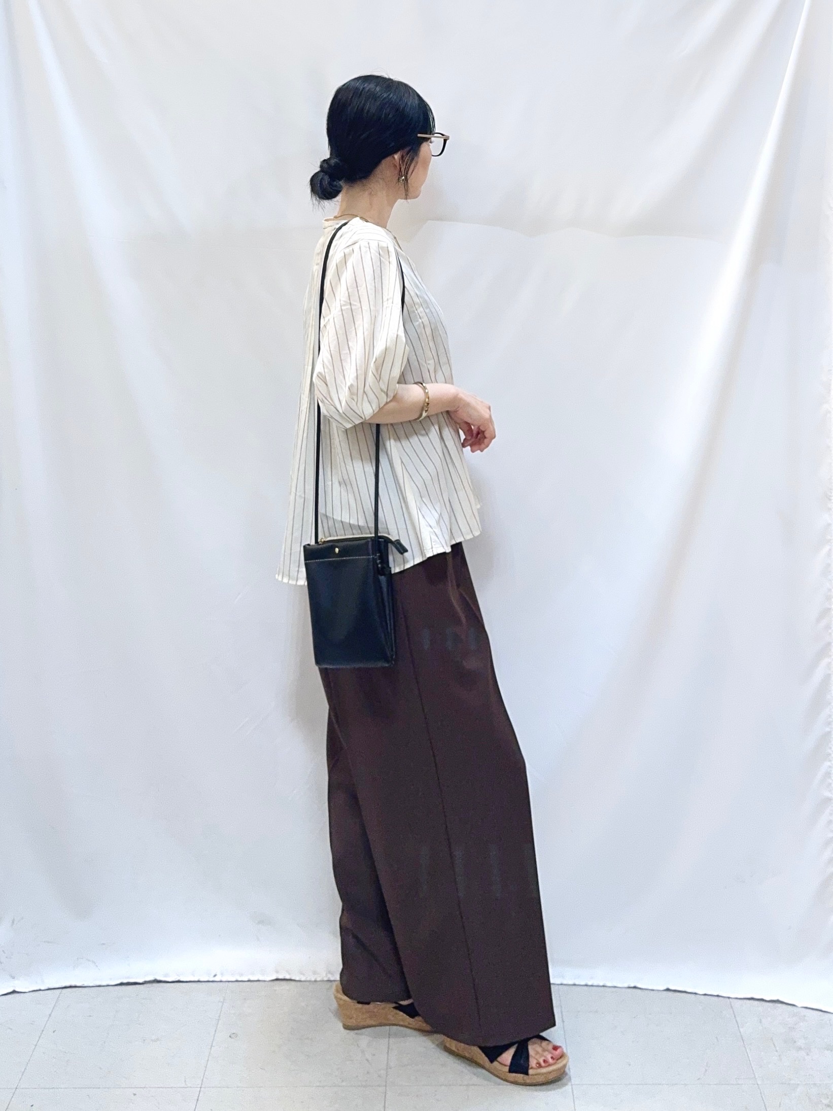 𝐇𝐢𝐫𝐨𝐦𝐢さんの「SHOO･LA･RUE｜【高レビュー/洗濯後しわになりにくい/インせず着られる】自然に体型カバー 麻調ペプラムブラウス」を使ったコーディネート