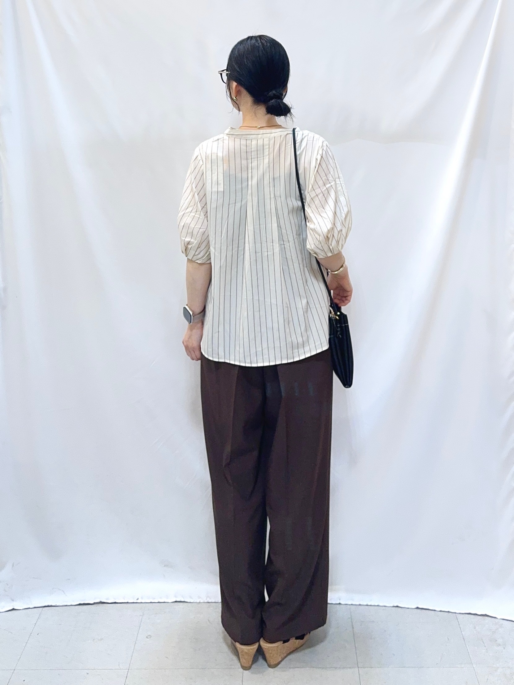 𝐇𝐢𝐫𝐨𝐦𝐢さんの「SHOO･LA･RUE｜【高レビュー/洗濯後しわになりにくい/インせず着られる】自然に体型カバー 麻調ペプラムブラウス」を使ったコーディネート