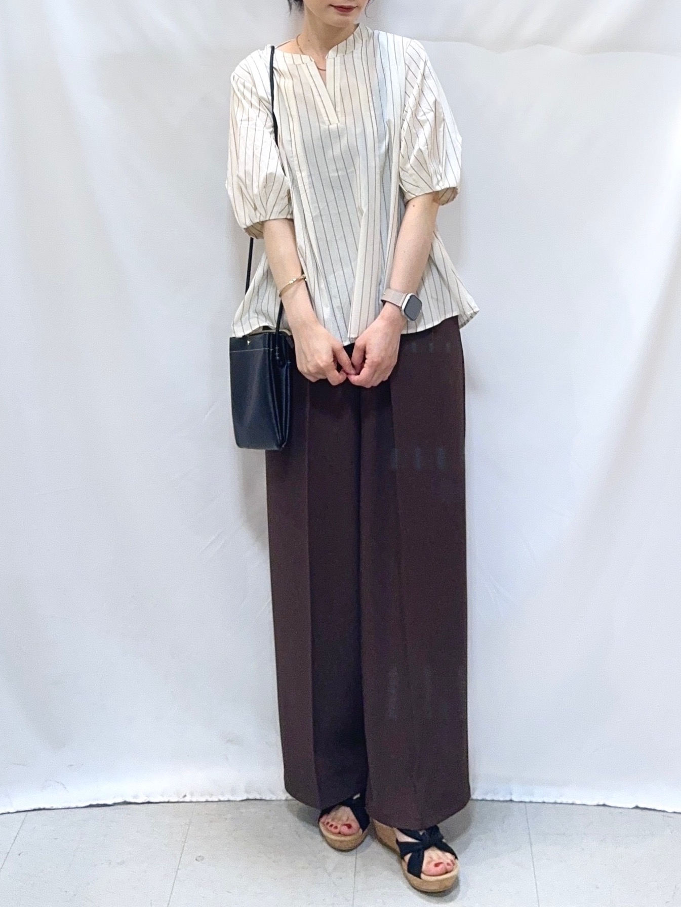 𝐇𝐢𝐫𝐨𝐦𝐢さんの「SHOO･LA･RUE｜【高レビュー/洗濯後しわになりにくい/インせず着られる】自然に体型カバー 麻調ペプラムブラウス」を使ったコーディネート