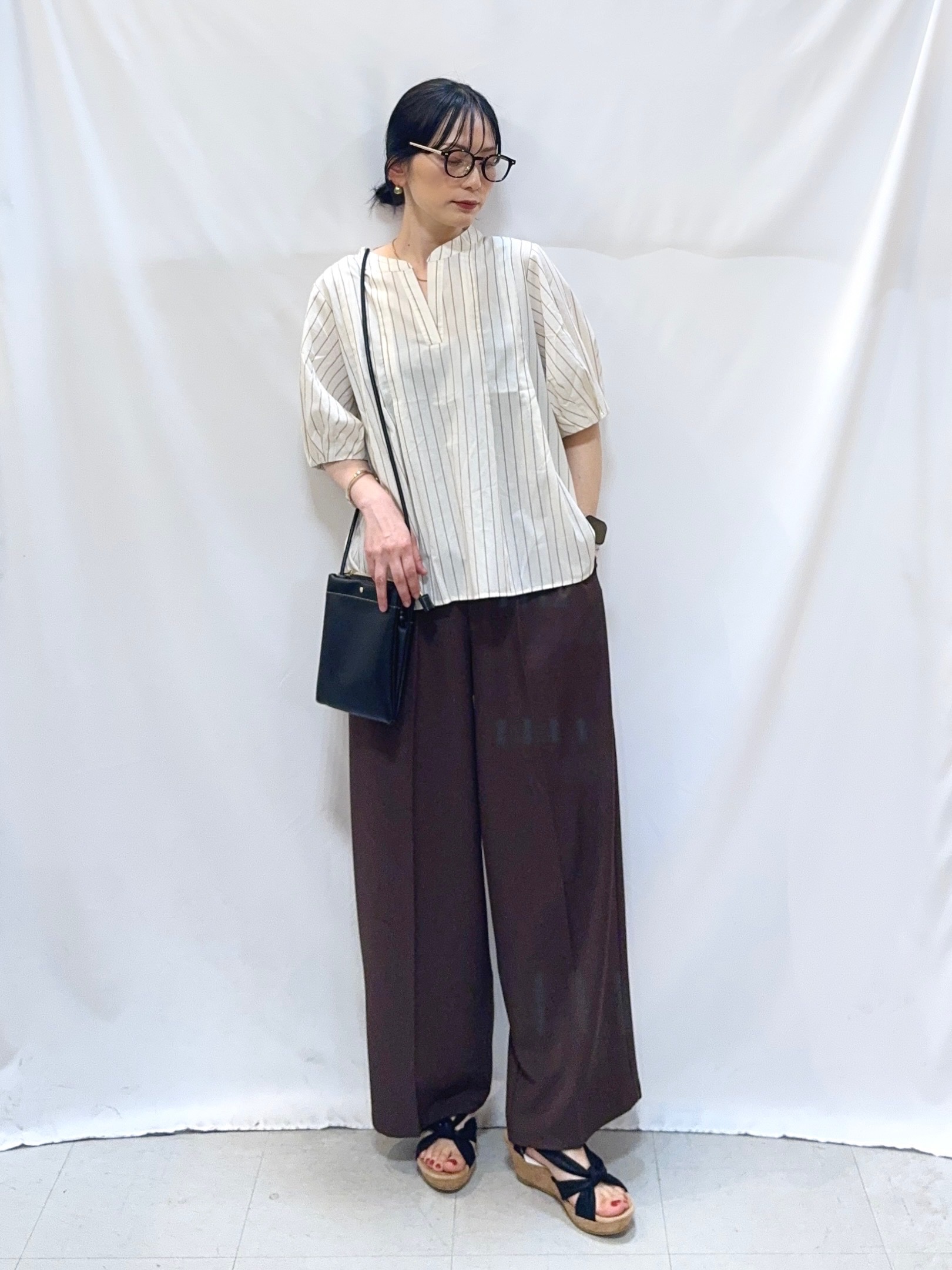 𝐇𝐢𝐫𝐨𝐦𝐢さんの「SHOO･LA･RUE｜【高レビュー/洗濯後しわになりにくい/インせず着られる】自然に体型カバー 麻調ペプラムブラウス」を使ったコーディネート