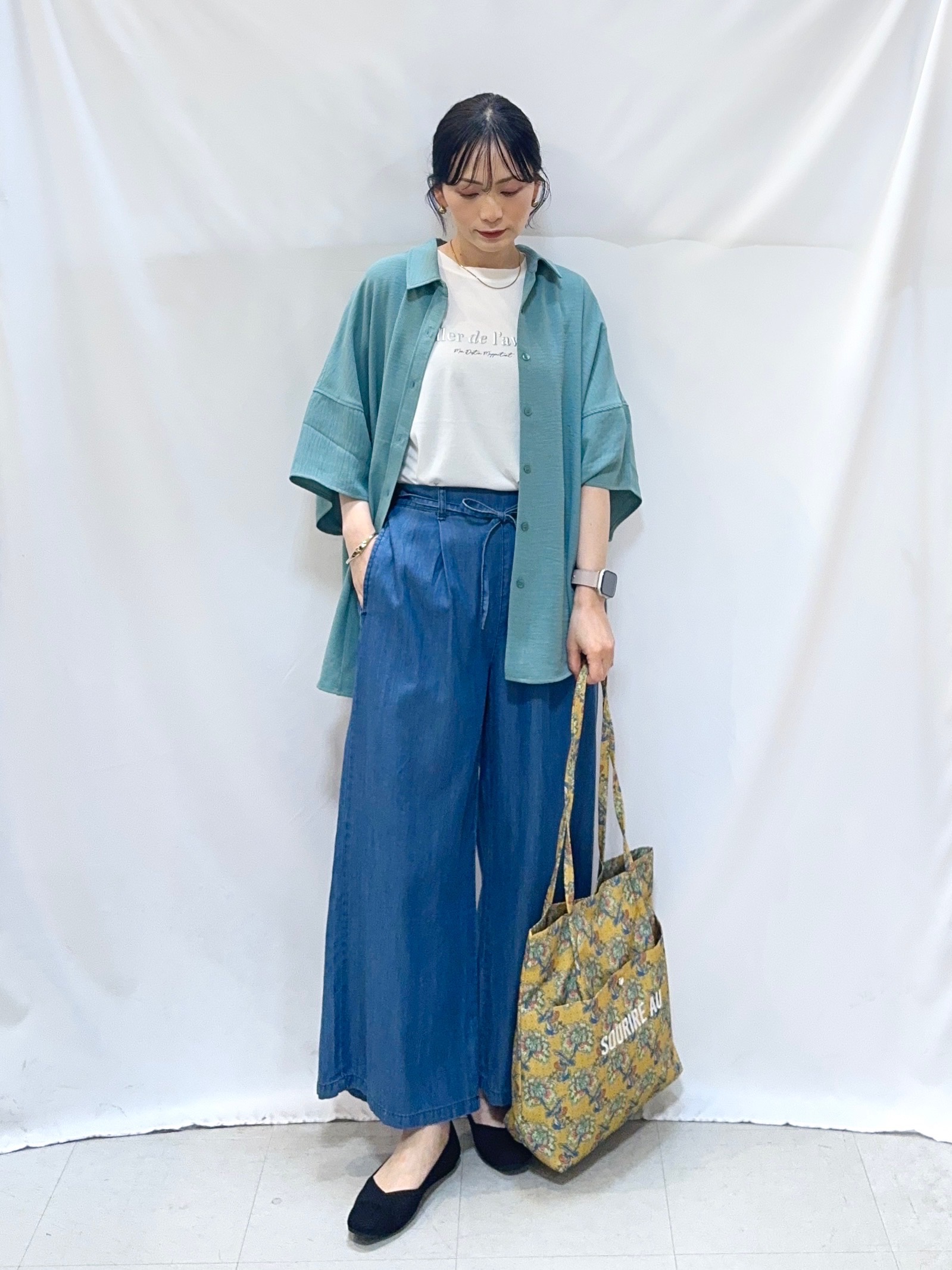 𝐇𝐢𝐫𝐨𝐦𝐢さんの「SHOO･LA･RUE｜【高レビュー/洗濯後しわになりにくい/体型カバー】きちんとゆるっと 大人の抜け感 ポンチョ風カラーシ」を使ったコーディネート