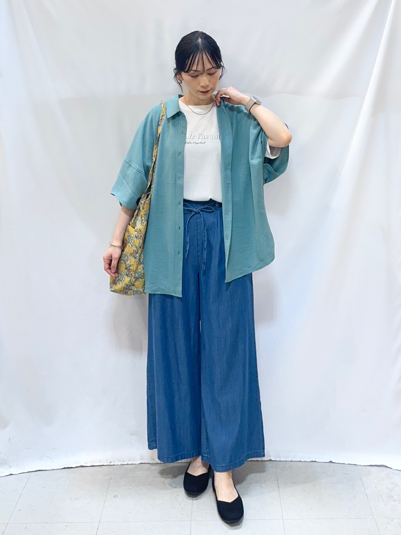 𝐇𝐢𝐫𝐨𝐦𝐢さんの「SHOO･LA･RUE｜【高レビュー/洗濯後しわになりにくい/体型カバー】きちんとゆるっと 大人の抜け感 ポンチョ風カラーシ」を使ったコーディネート