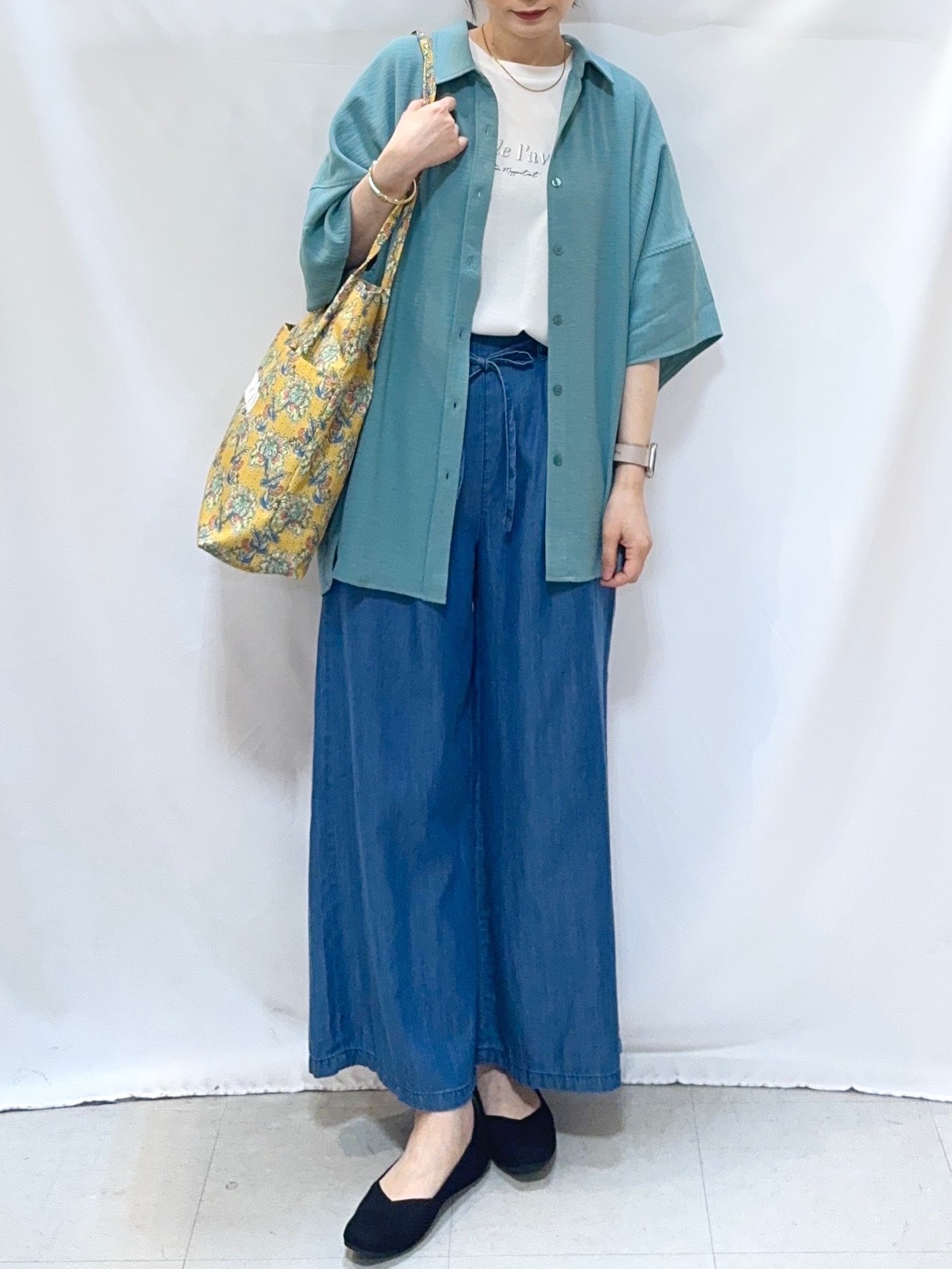𝐇𝐢𝐫𝐨𝐦𝐢さんの「SHOO･LA･RUE｜【高レビュー/洗濯後しわになりにくい/体型カバー】きちんとゆるっと 大人の抜け感 ポンチョ風カラーシ」を使ったコーディネート