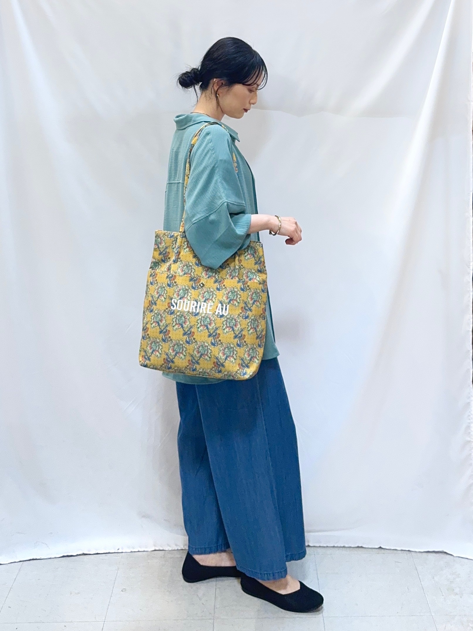 𝐇𝐢𝐫𝐨𝐦𝐢さんの「SHOO･LA･RUE｜【高レビュー/洗濯後しわになりにくい/体型カバー】きちんとゆるっと 大人の抜け感 ポンチョ風カラーシ」を使ったコーディネート