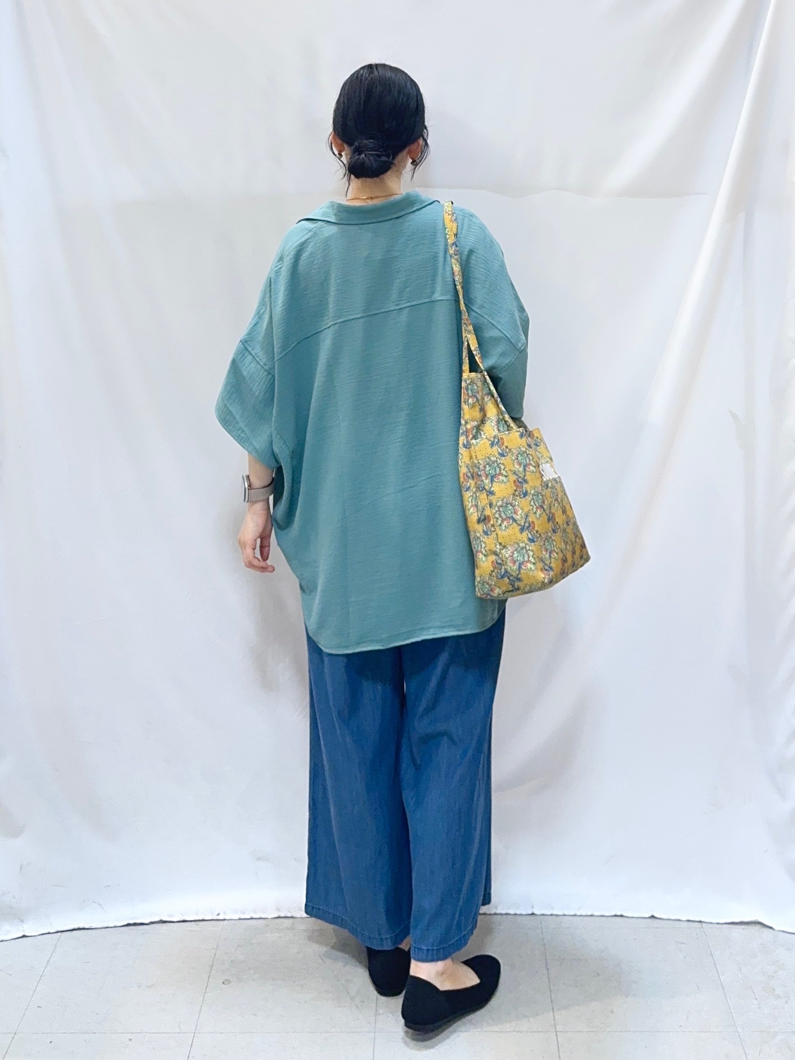 𝐇𝐢𝐫𝐨𝐦𝐢さんの「SHOO･LA･RUE｜【高レビュー/洗濯後しわになりにくい/体型カバー】きちんとゆるっと 大人の抜け感 ポンチョ風カラーシ」を使ったコーディネート