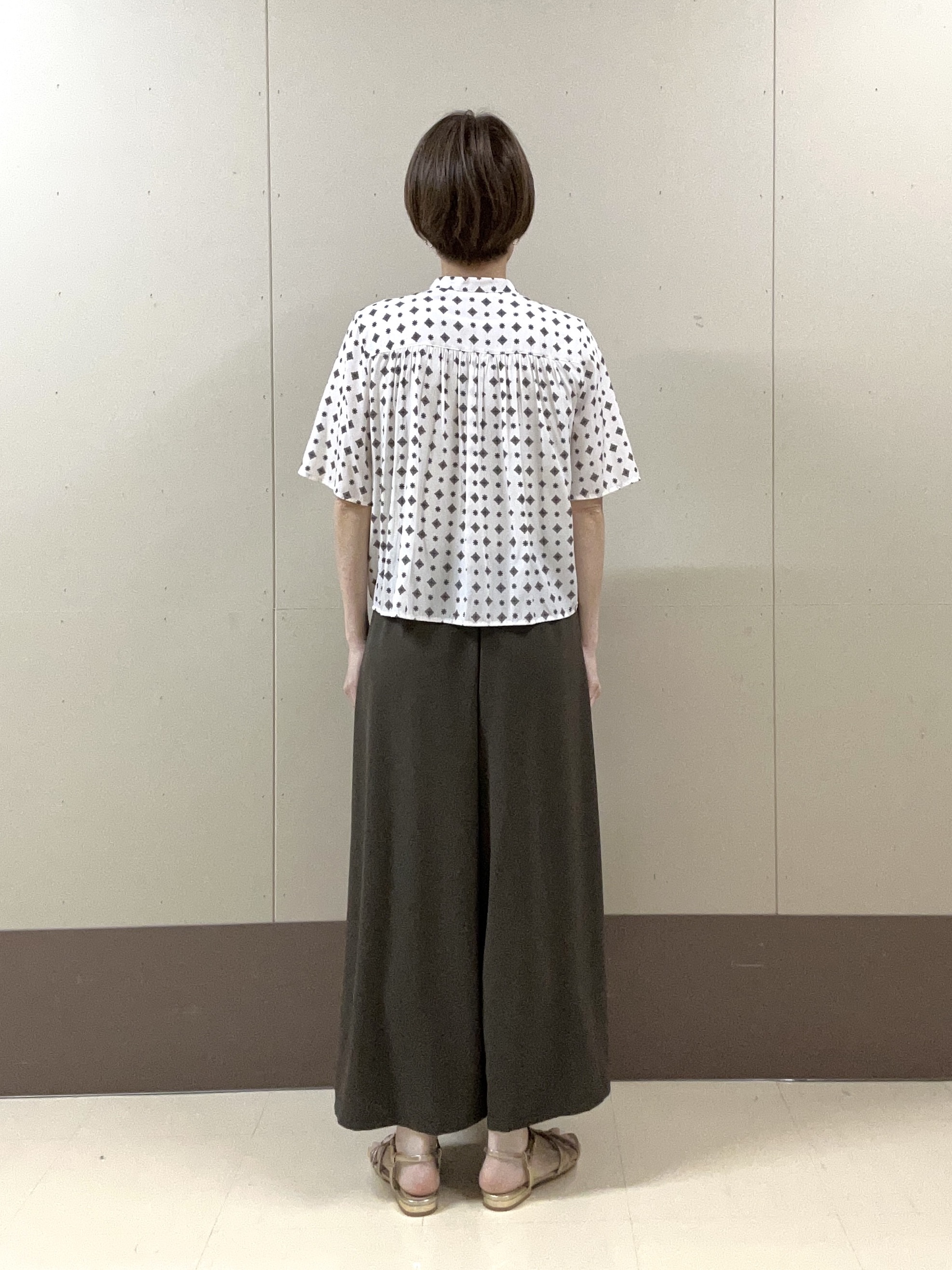 hosoiさんの「UNTITLED｜【洗える/きれいめ柄】コモンプリントブラウス」を使ったコーディネート