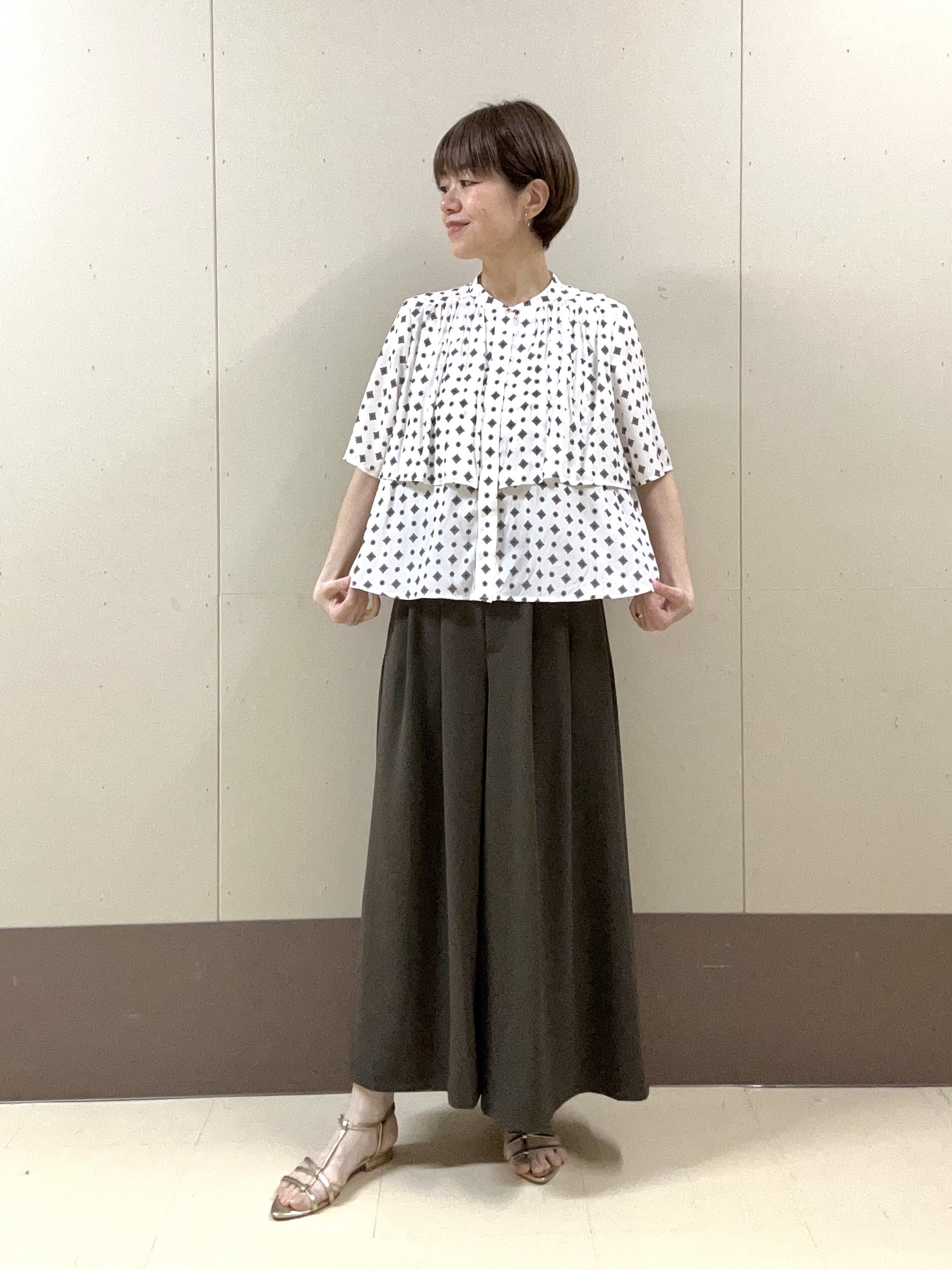 hosoiさんの「UNTITLED｜【洗える/きれいめ柄】コモンプリントブラウス」を使ったコーディネート
