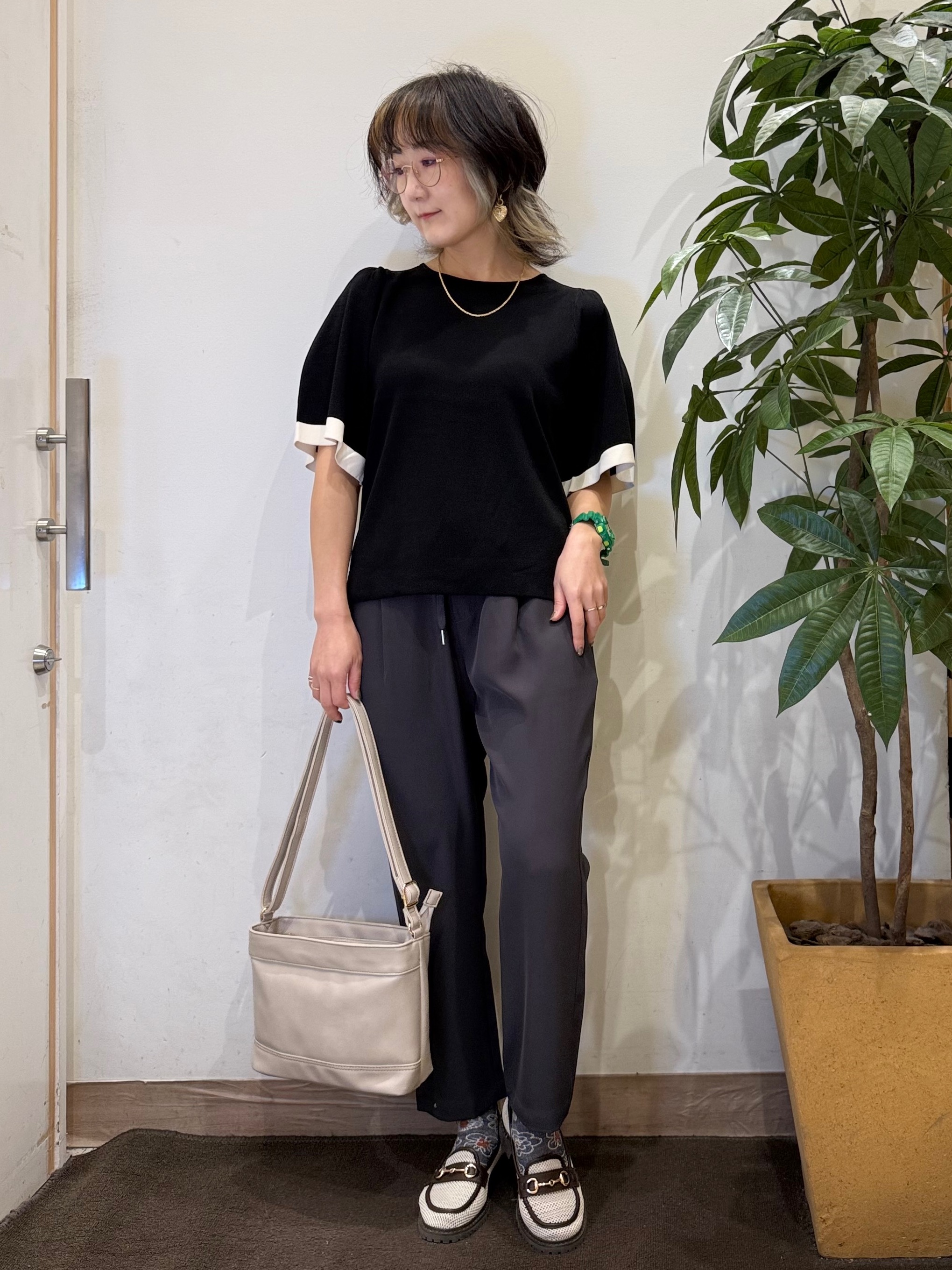 misakiさんの「SHOO･LA･RUE｜【ひんやり/UV/SS-3L/セットアップ可】さらさらぷるん イージーテーパードパンツ」を使ったコーディネート