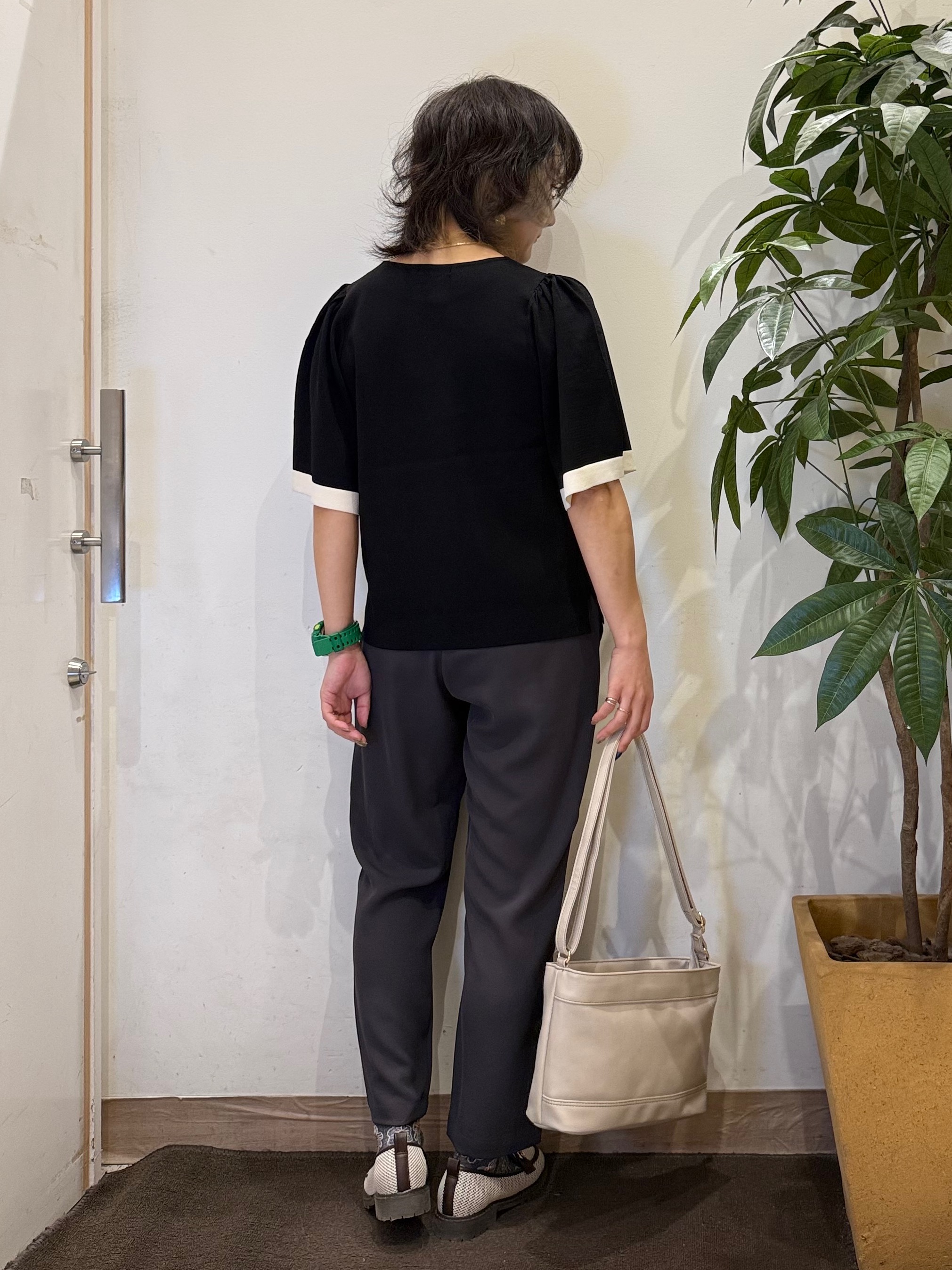 misakiさんの「SHOO･LA･RUE｜【ひんやり/UV/SS-3L/セットアップ可】さらさらぷるん イージーテーパードパンツ」を使ったコーディネート