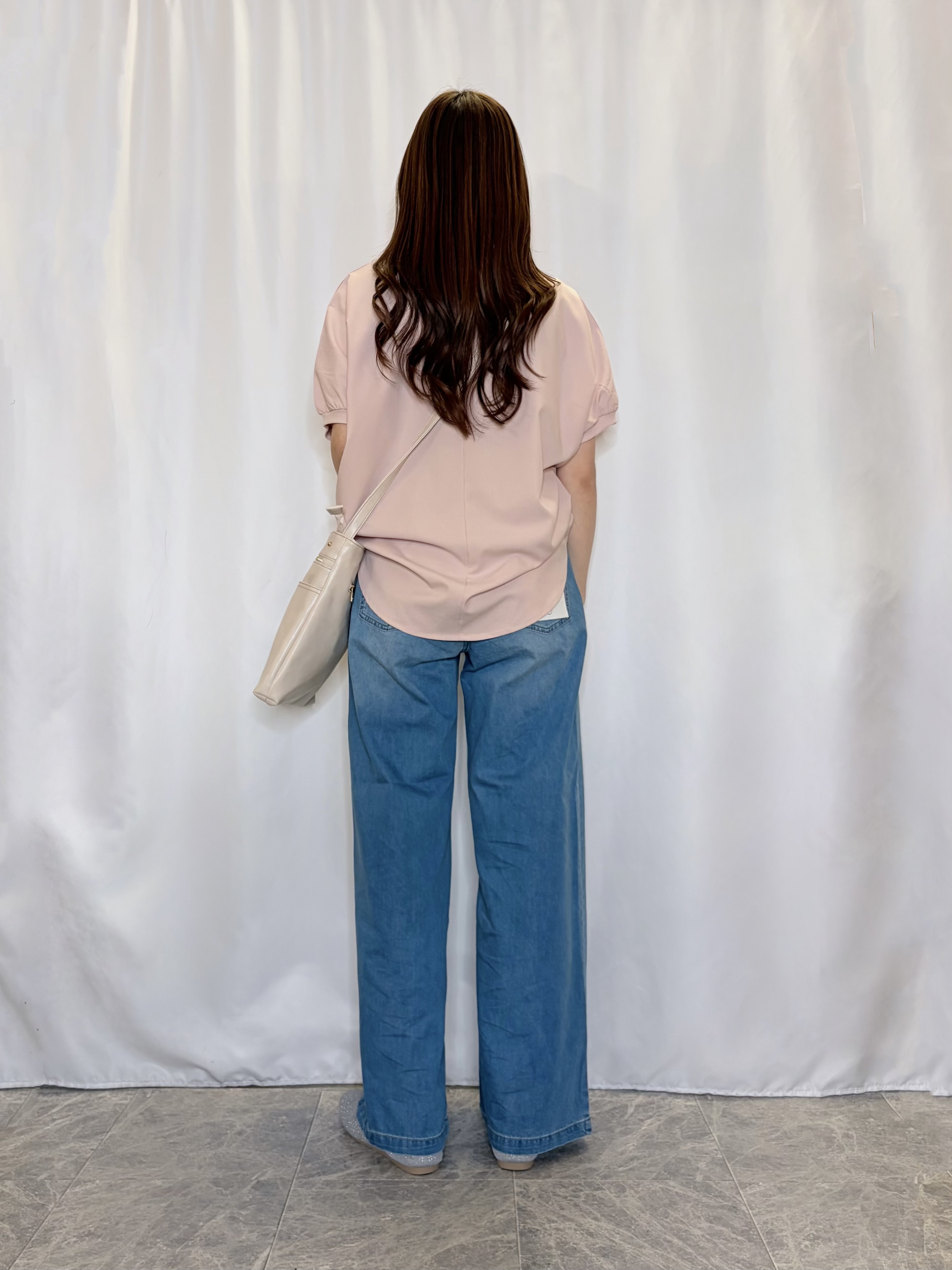 おうめさんの「SHOO･LA･RUE｜【洗濯後しわになりにくい】インせず着られる さらっとタッチのドルマンブラウス」を使ったコーディネート