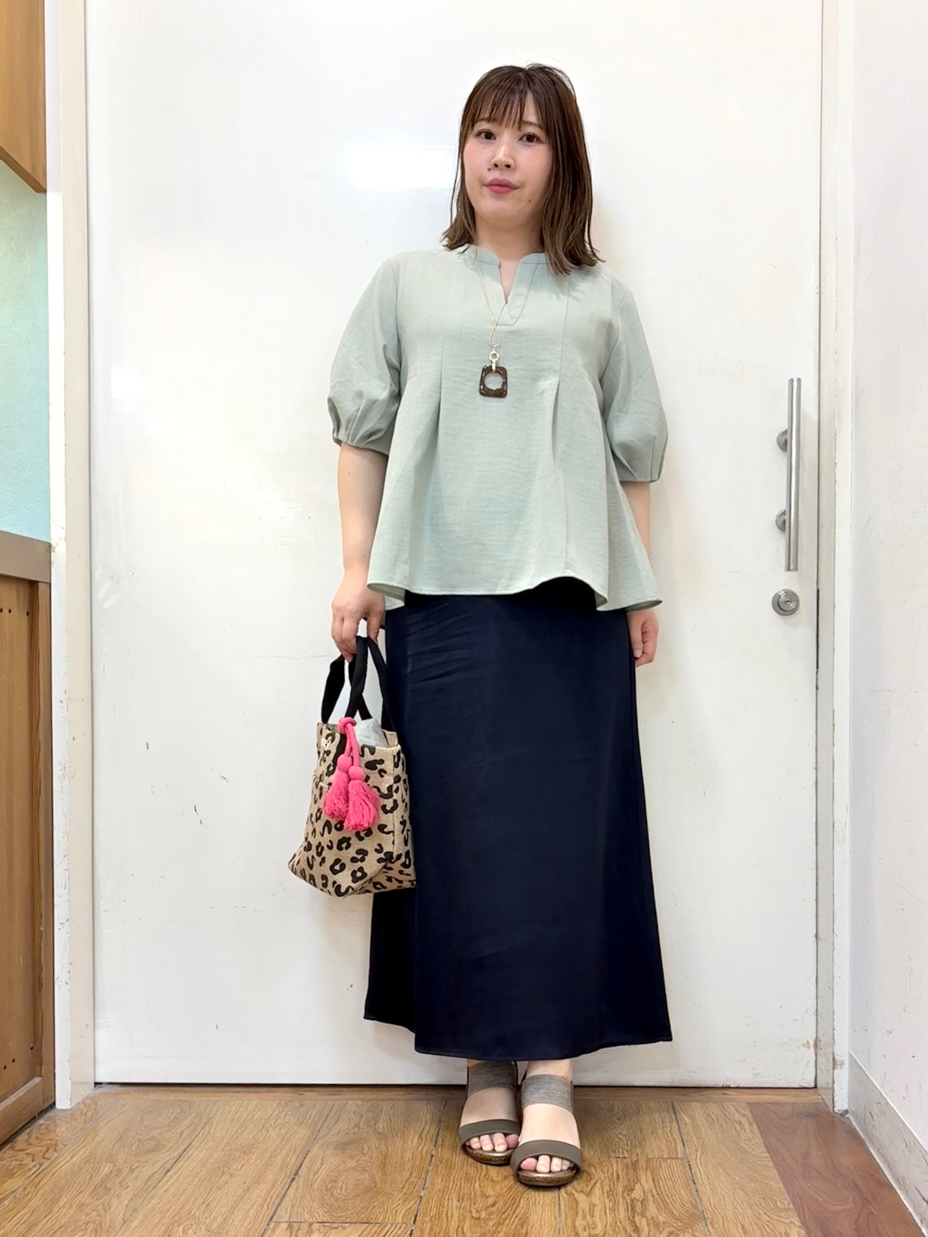だいわさんの「SHOO･LA･RUE｜【高レビュー/洗濯後しわになりにくい/インせず着られる】自然に体型カバー 麻調ペプラムブラウス」を使ったコーディネート