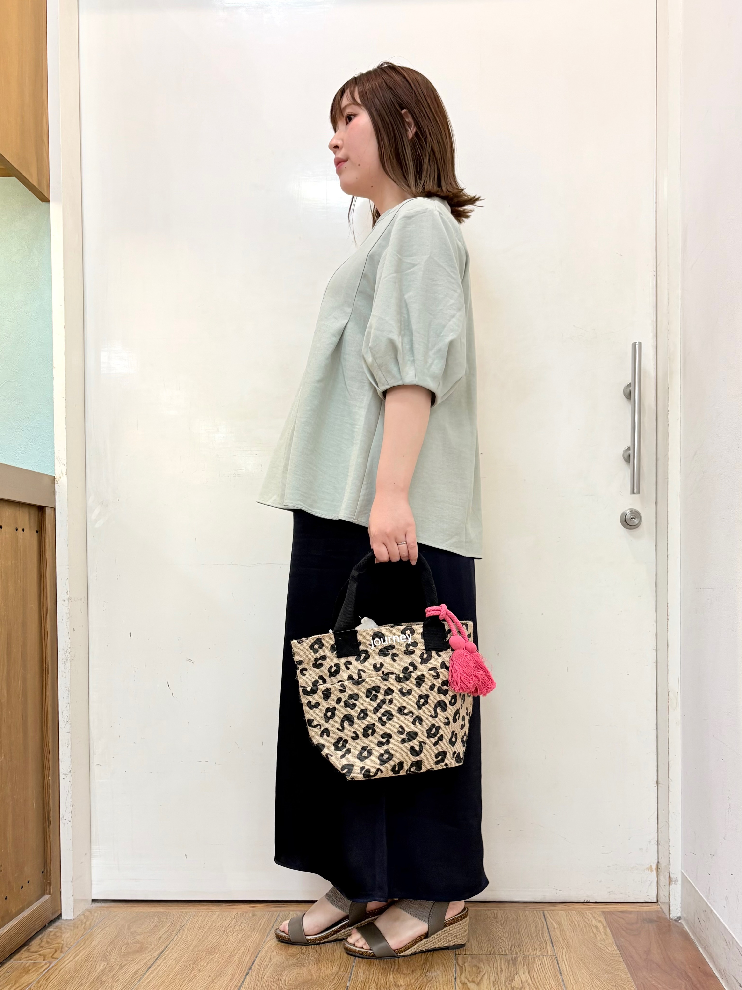 だいわさんの「SHOO･LA･RUE｜【高レビュー/洗濯後しわになりにくい/インせず着られる】自然に体型カバー 麻調ペプラムブラウス」を使ったコーディネート