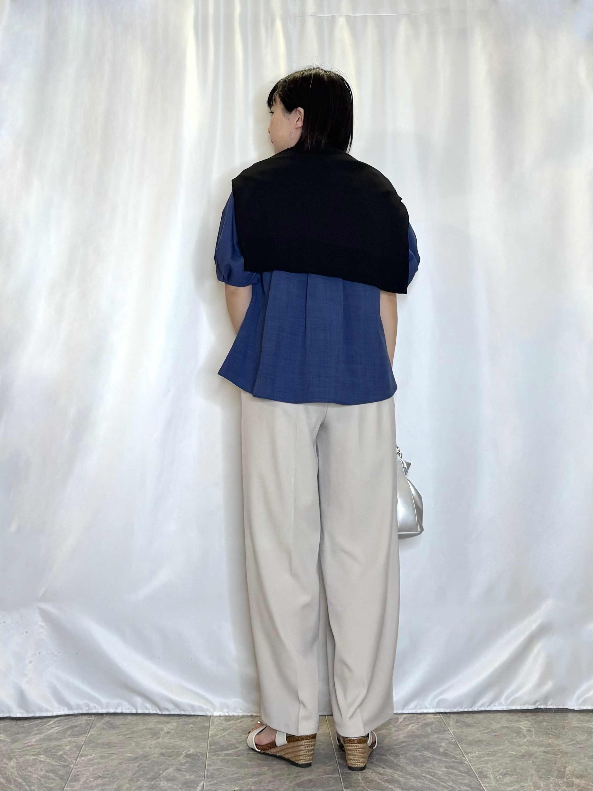 ネリさんの「SHOO･LA･RUE｜【洗濯機可/UV】さらっとしたタッチが心地よい ショート丈 Vネックカーディガン」を使ったコーディネート