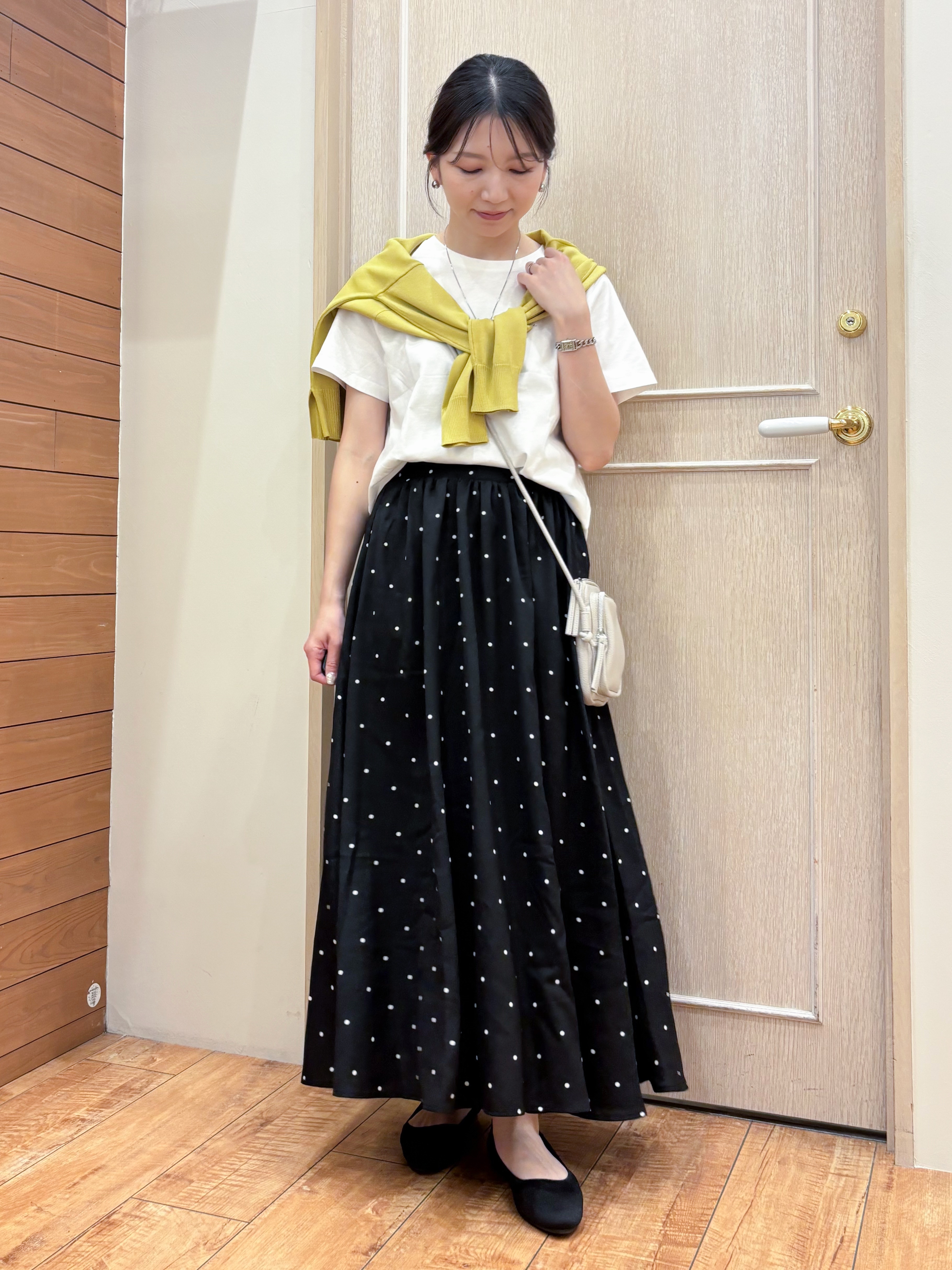 なみさんの「SHOO･LA･RUE｜【洗濯機可/UV】さらっとしたタッチが心地よい ショート丈 Vネックカーディガン」を使ったコーディネート