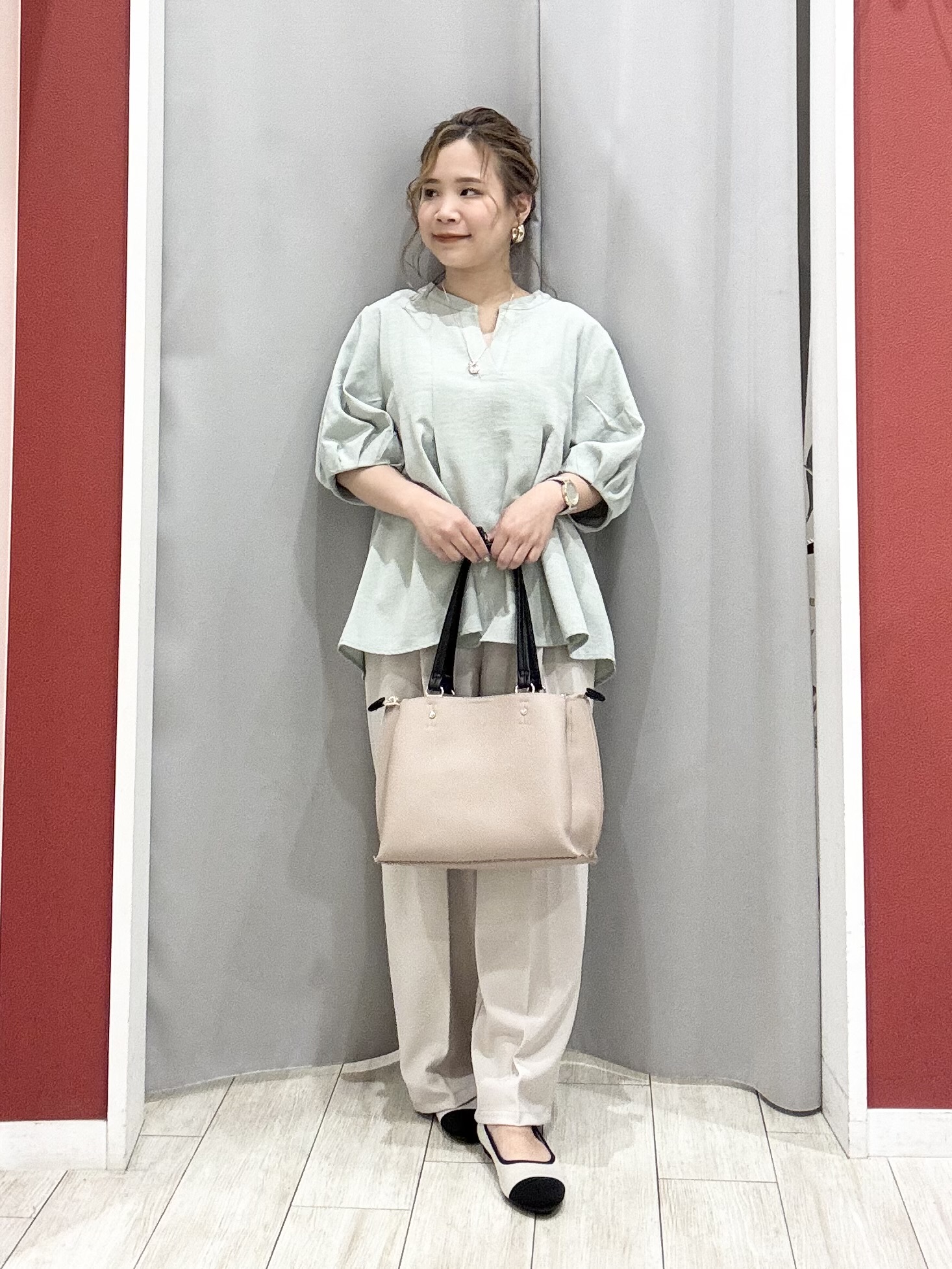 shioさんの「SHOO･LA･RUE｜【高レビュー/洗濯後しわになりにくい/インせず着られる】自然に体型カバー 麻調ペプラムブラウス」を使ったコーディネート