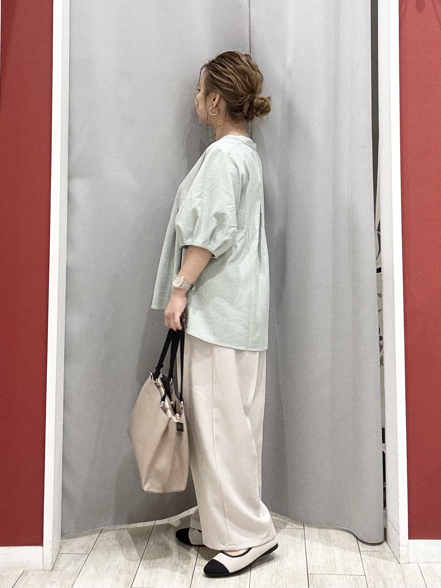 shioさんの「SHOO･LA･RUE｜【高レビュー/洗濯後しわになりにくい/インせず着られる】自然に体型カバー 麻調ペプラムブラウス」を使ったコーディネート