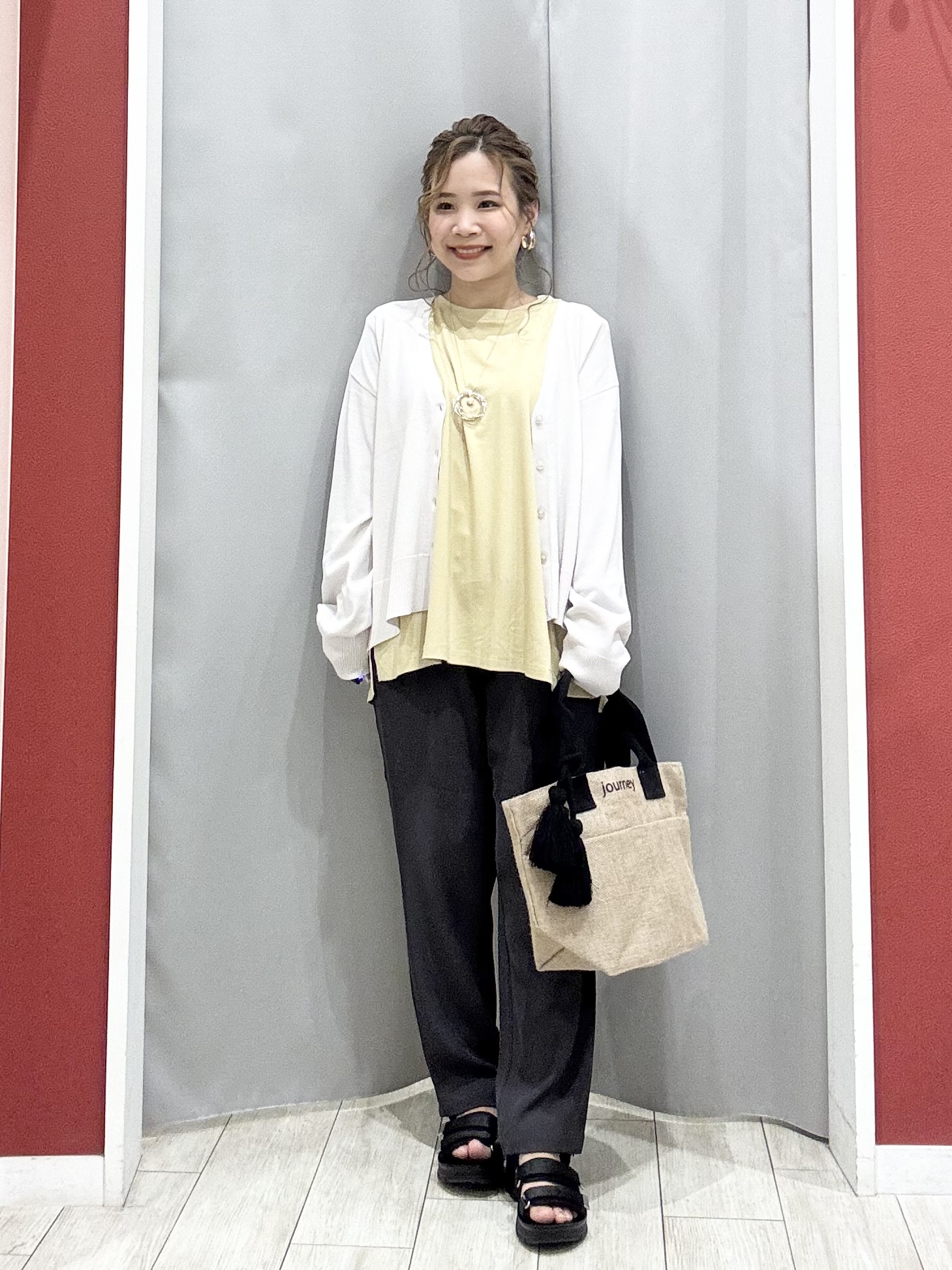 shioさんの「SHOO･LA･RUE｜【洗濯機可/UV】さらっとしたタッチが心地よい ショート丈 Vネックカーディガン」を使ったコーディネート