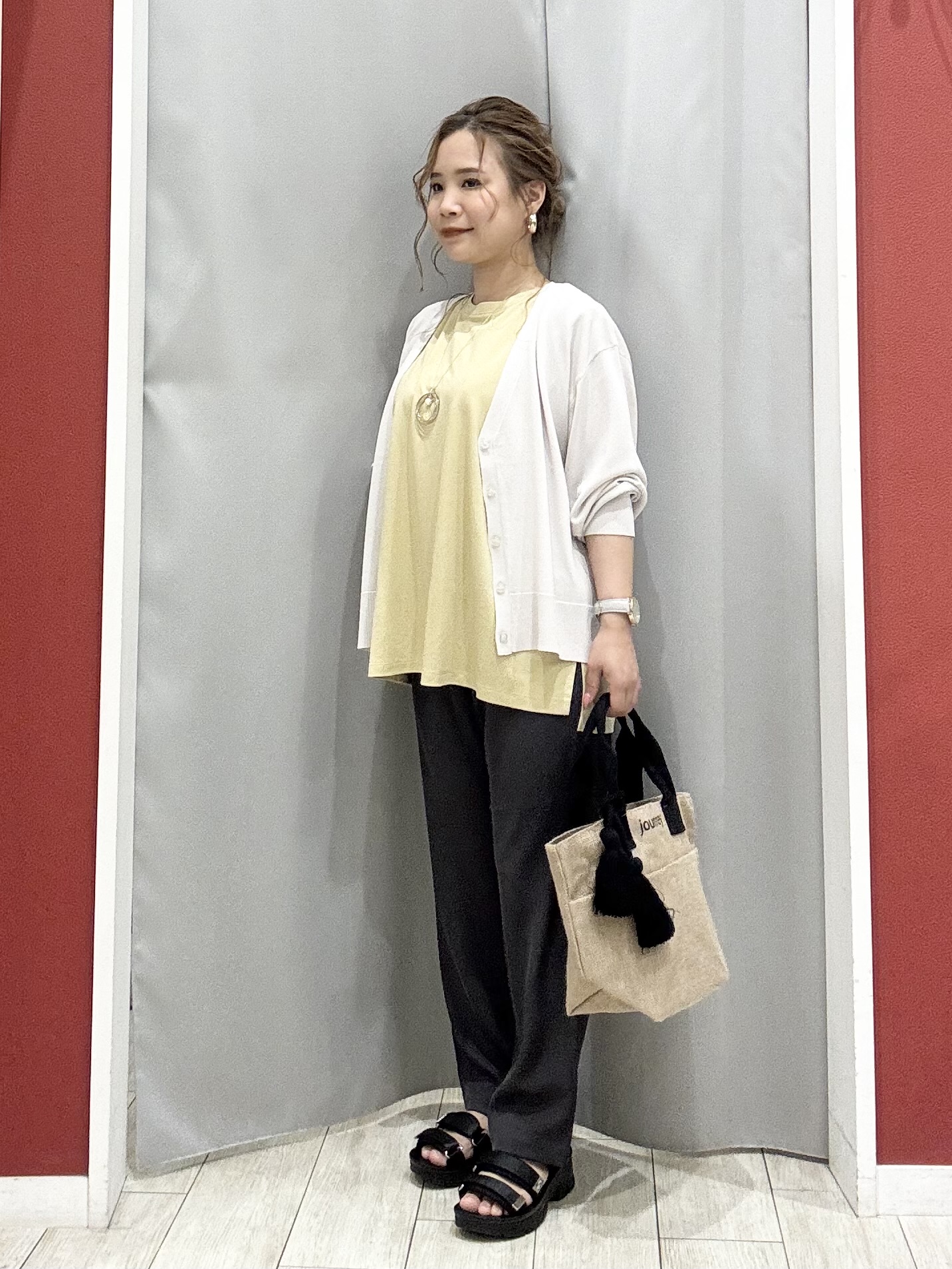 shioさんの「SHOO･LA･RUE｜【洗濯機可/UV】さらっとしたタッチが心地よい ショート丈 Vネックカーディガン」を使ったコーディネート
