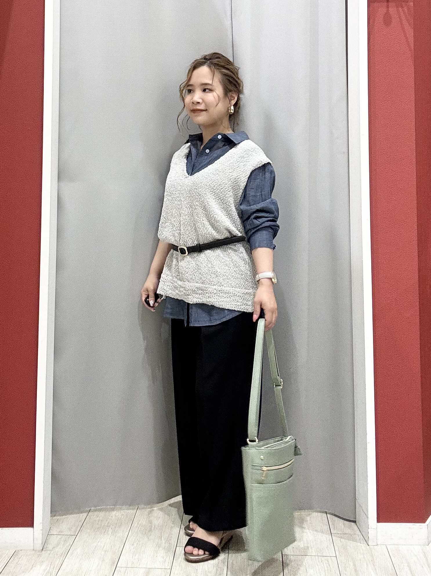 shioさんの「SHOO･LA･RUE｜【2点セット/S-LL】ニットベスト＆ロゴTシャツSET」を使ったコーディネート