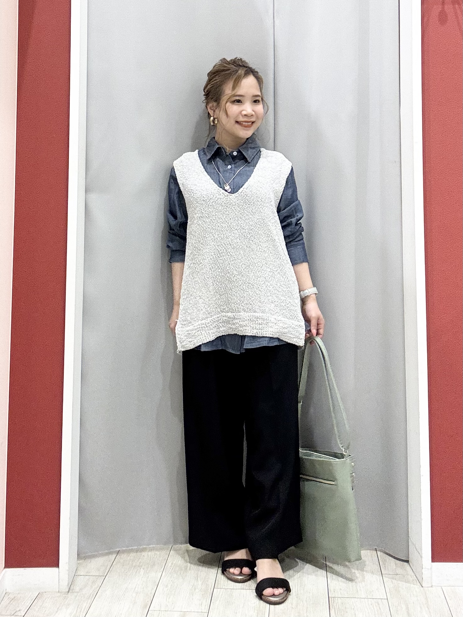 shioさんの「SHOO･LA･RUE｜【2点セット/S-LL】ニットベスト＆ロゴTシャツSET」を使ったコーディネート