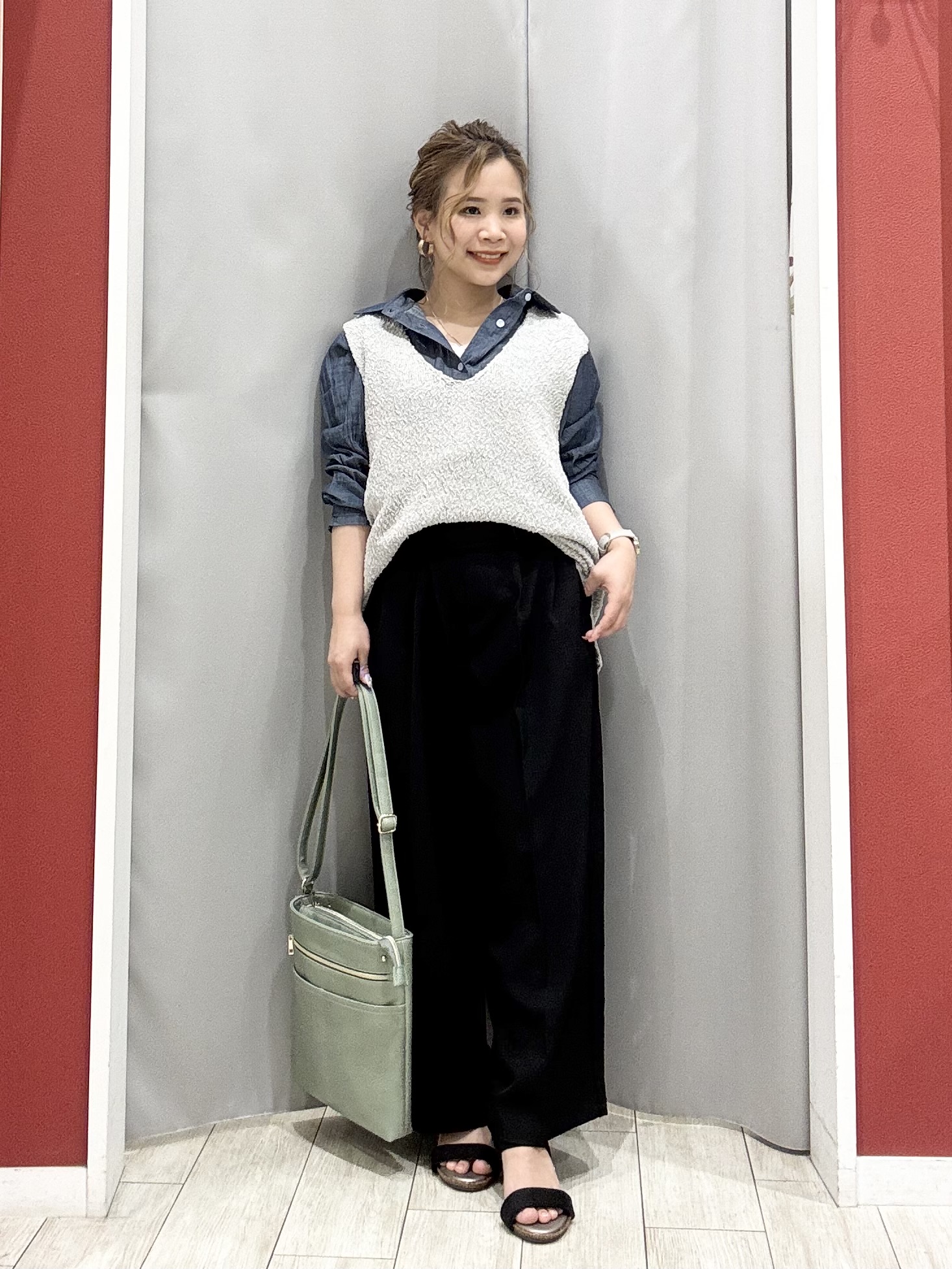 shioさんの「SHOO･LA･RUE｜【2点セット/S-LL】ニットベスト＆ロゴTシャツSET」を使ったコーディネート