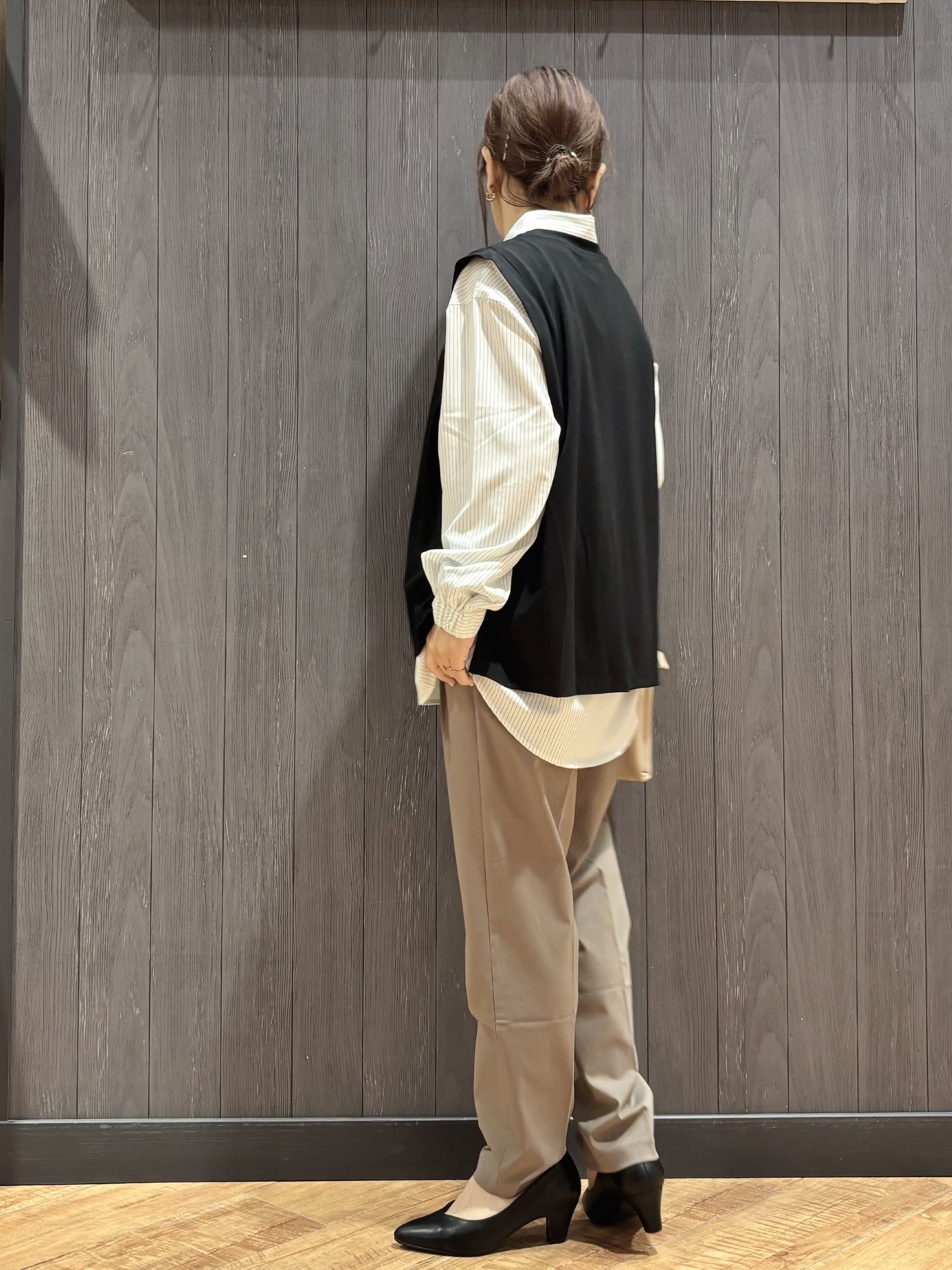 meiさんの「SHOO･LA･RUE｜【UVカット/接触冷感】上品に涼し気 とろみタックノースリーブトップス」を使ったコーディネート
