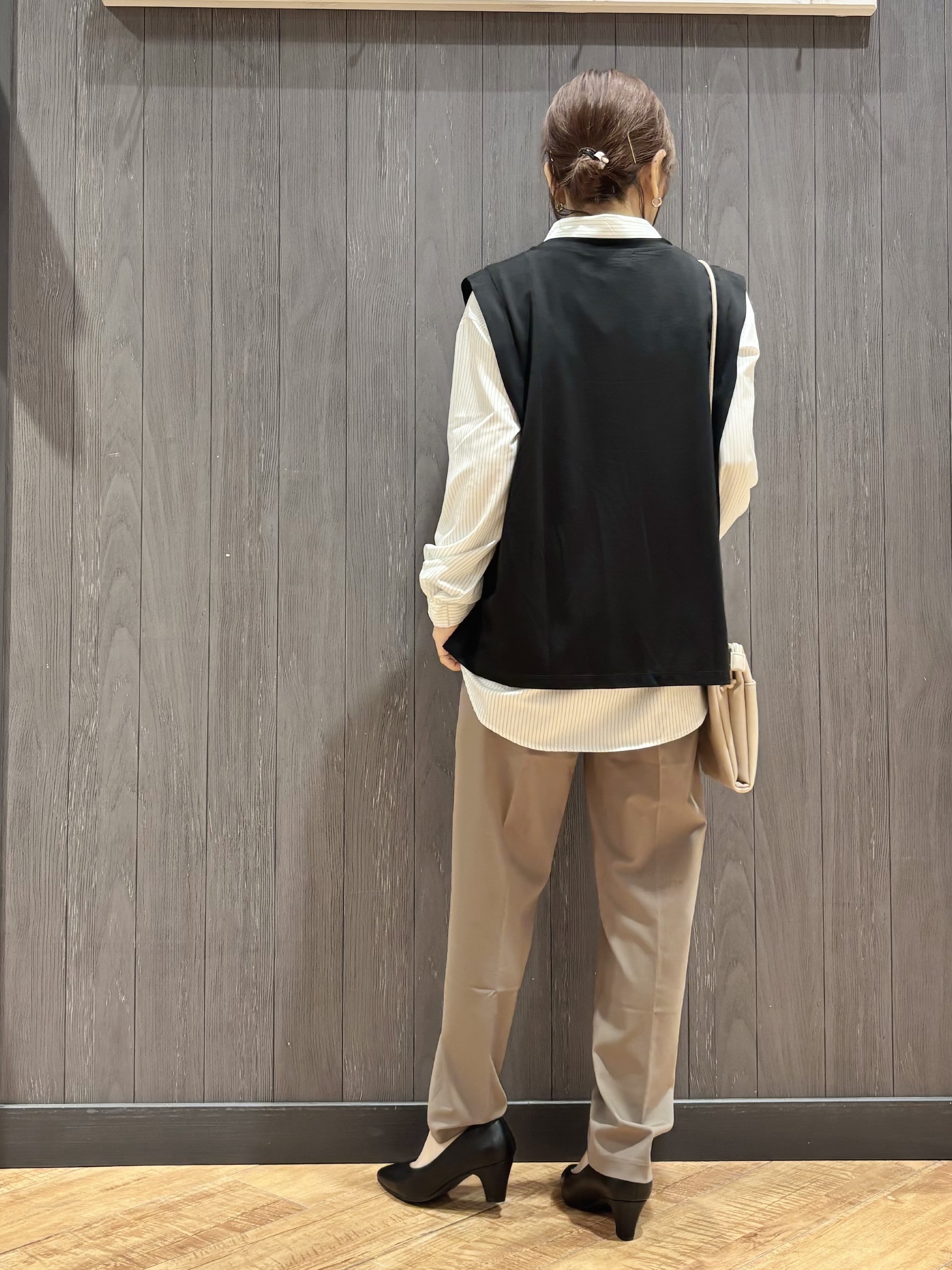 meiさんの「SHOO･LA･RUE｜【UVカット/接触冷感】上品に涼し気 とろみタックノースリーブトップス」を使ったコーディネート
