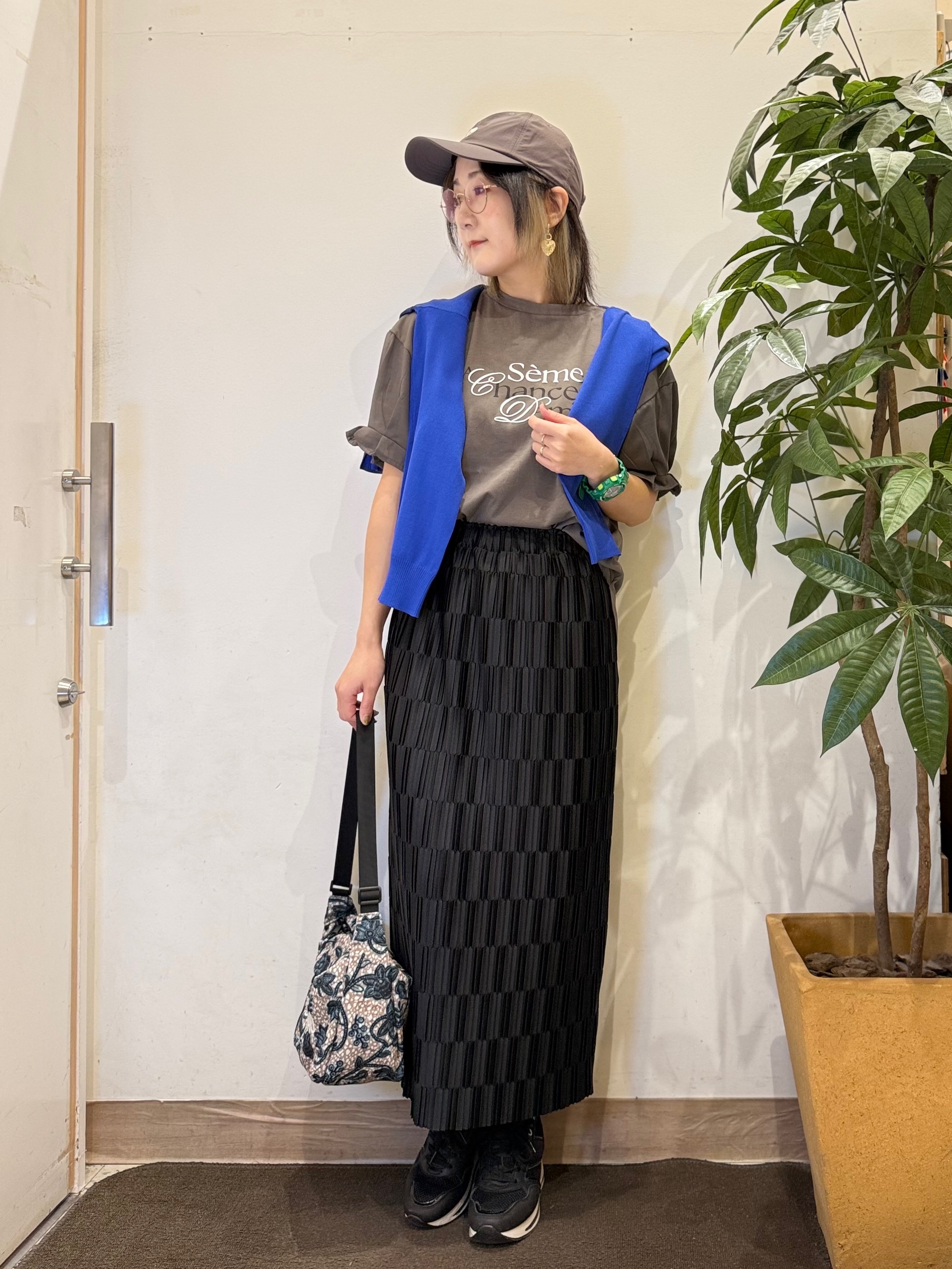misakiさんの「SHOO･LA･RUE｜【洗濯機可/UV】さらっとしたタッチが心地よい ショート丈 Vネックカーディガン」を使ったコーディネート