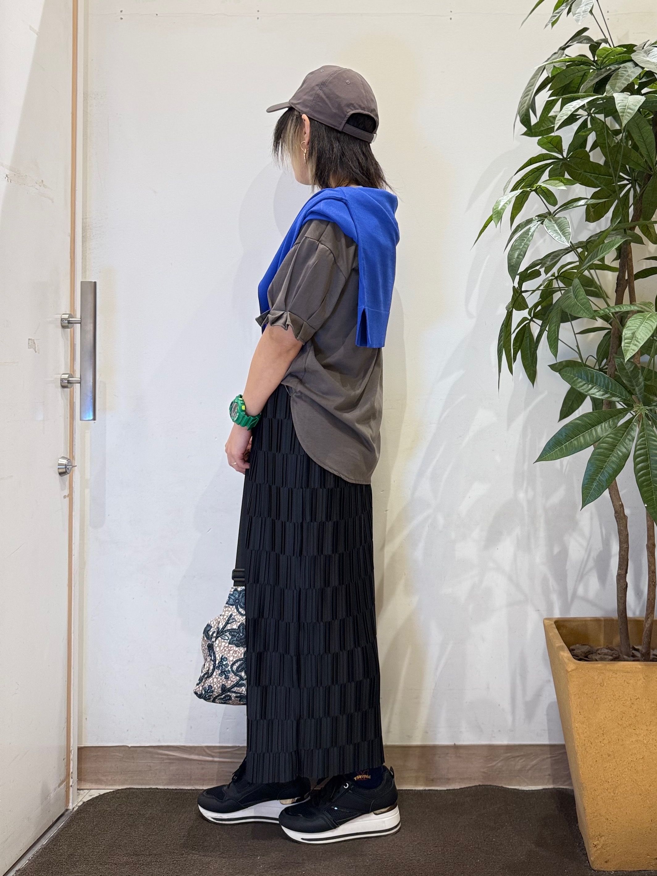 misakiさんの「SHOO･LA･RUE｜【洗濯機可/UV】さらっとしたタッチが心地よい ショート丈 Vネックカーディガン」を使ったコーディネート