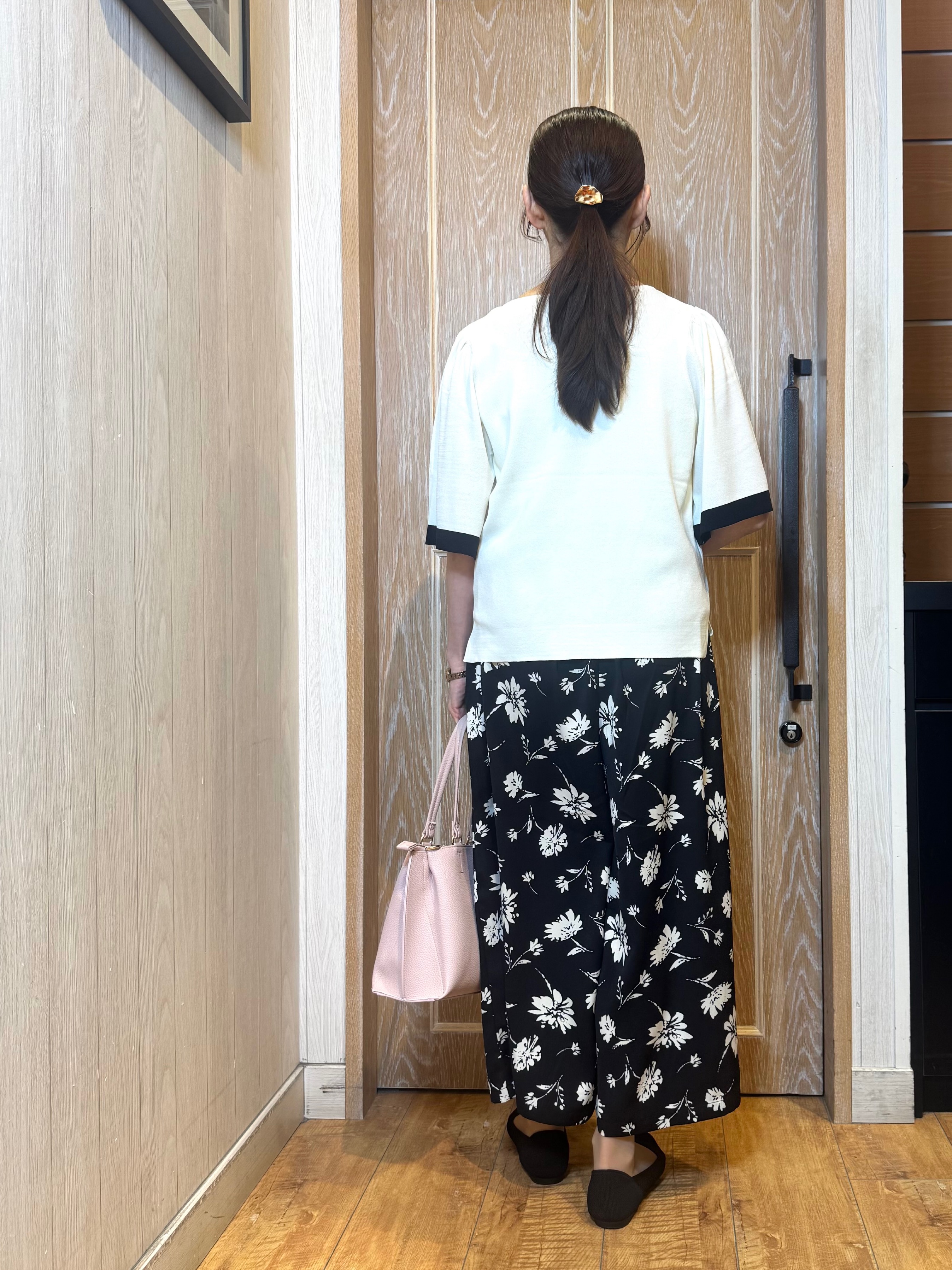 KAORIさんの「SHOO･LA･RUE｜【毎日洗える/UV/S-LL】二の腕かくせる フレアスリーブひらり5分袖ニット」を使ったコーディネート