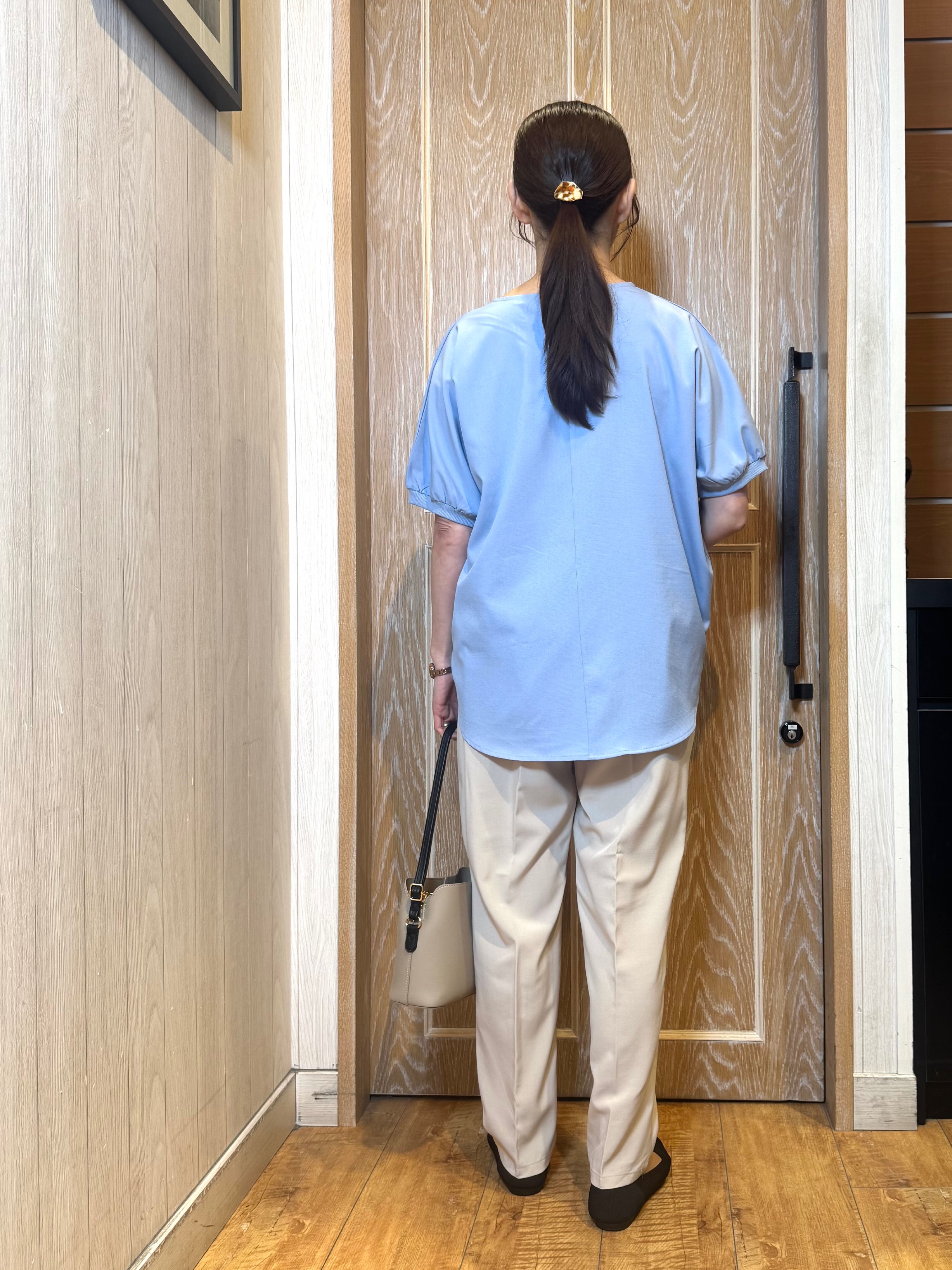 KAORIさんの「SHOO･LA･RUE｜【洗濯後しわになりにくい】インせず着られる さらっとタッチのドルマンブラウス」を使ったコーディネート