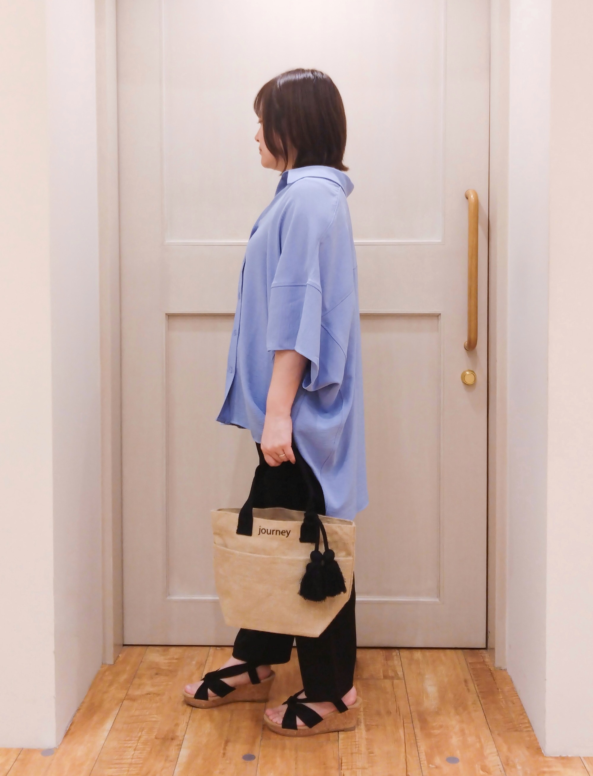 みーさんの「SHOO･LA･RUE｜【高レビュー/洗濯後しわになりにくい/体型カバー】きちんとゆるっと 大人の抜け感 ポンチョ風カラーシ」を使ったコーディネート