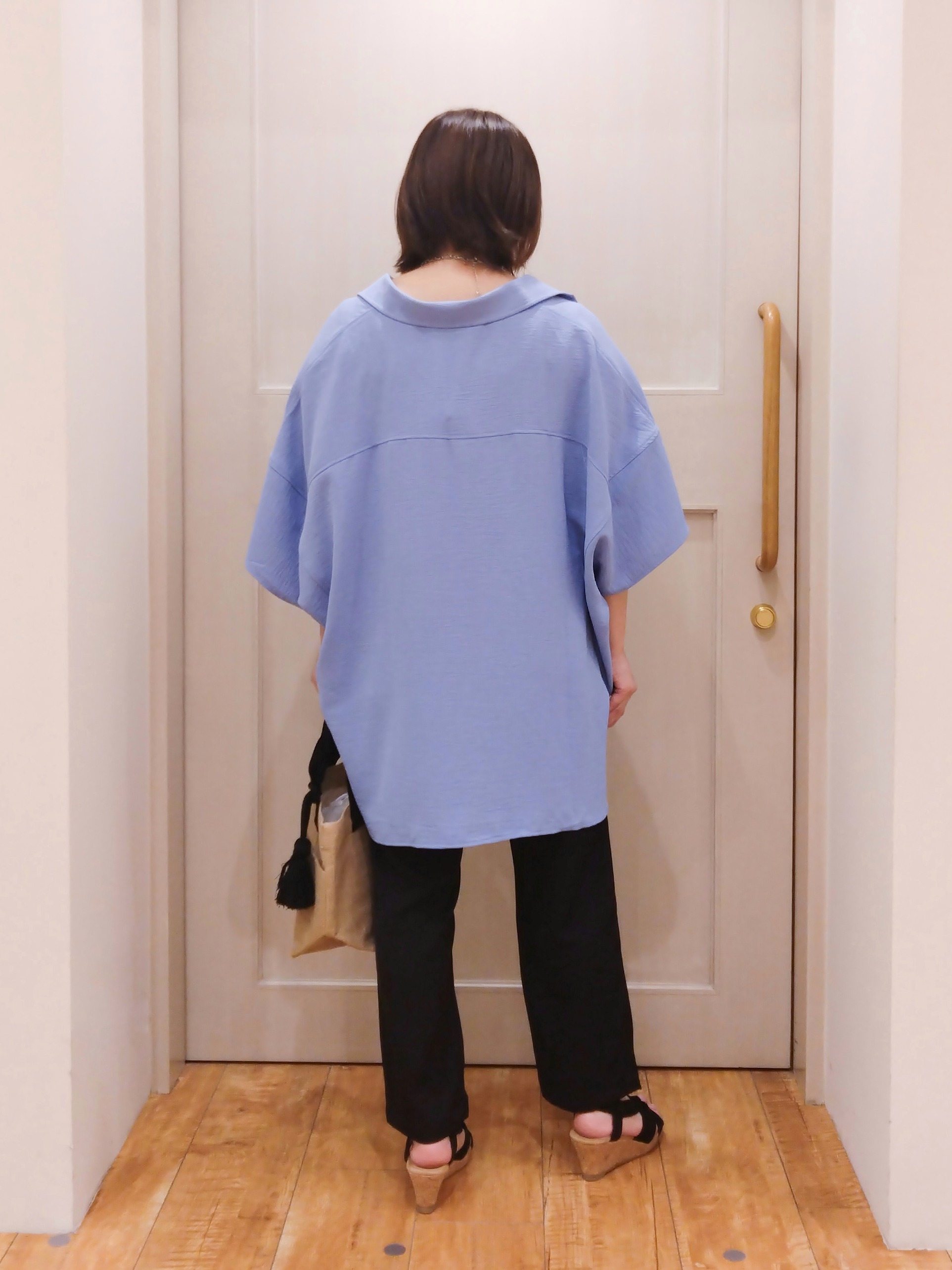 みーさんの「SHOO･LA･RUE｜【高レビュー/洗濯後しわになりにくい/体型カバー】きちんとゆるっと 大人の抜け感 ポンチョ風カラーシ」を使ったコーディネート