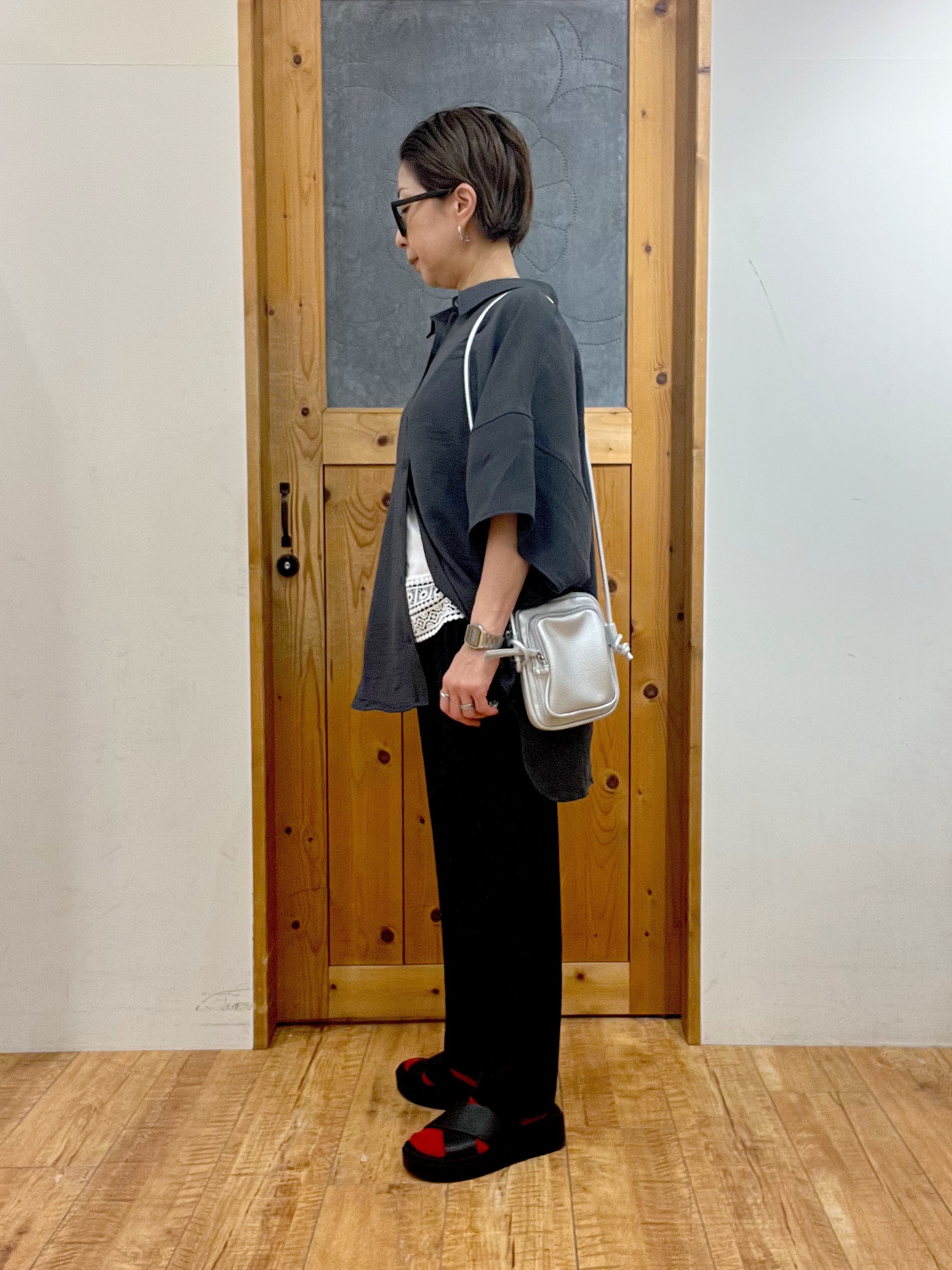 ゆみさんの「SHOO･LA･RUE｜【高レビュー/洗濯後しわになりにくい/体型カバー】きちんとゆるっと 大人の抜け感 ポンチョ風カラーシ」を使ったコーディネート