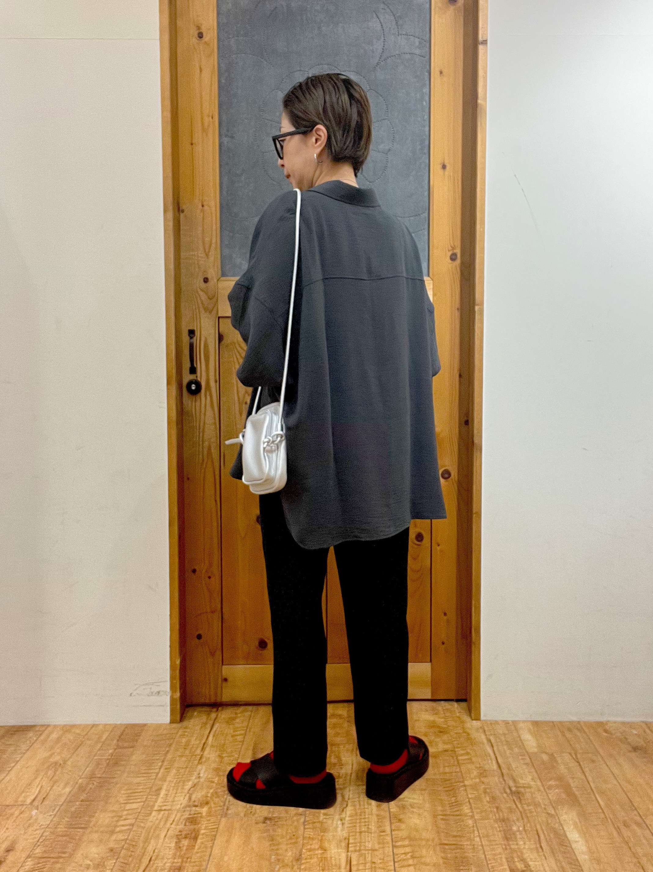ゆみさんの「SHOO･LA･RUE｜【高レビュー/洗濯後しわになりにくい/体型カバー】きちんとゆるっと 大人の抜け感 ポンチョ風カラーシ」を使ったコーディネート